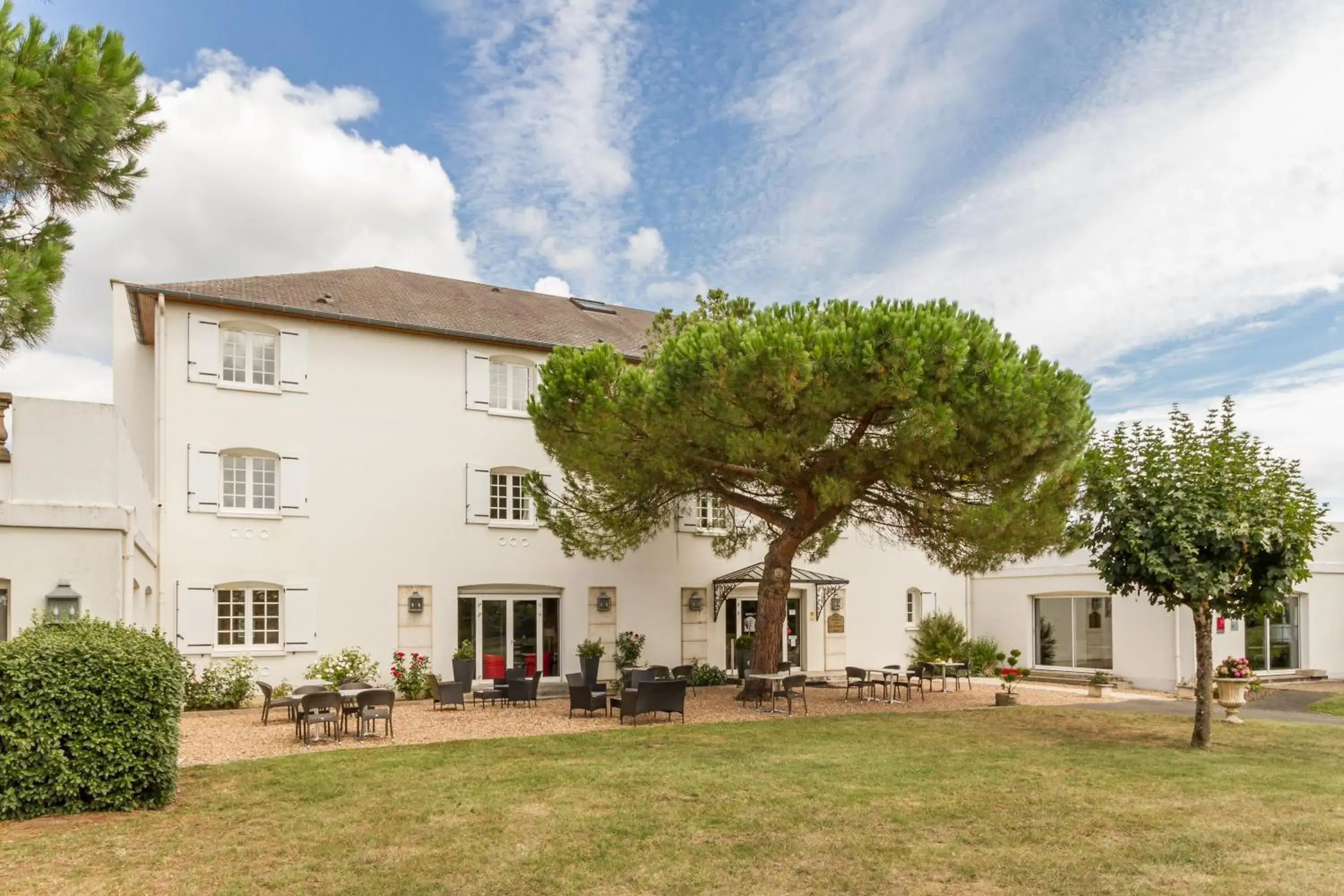 Garden, Property Building in Logis Hôtel des Châteaux