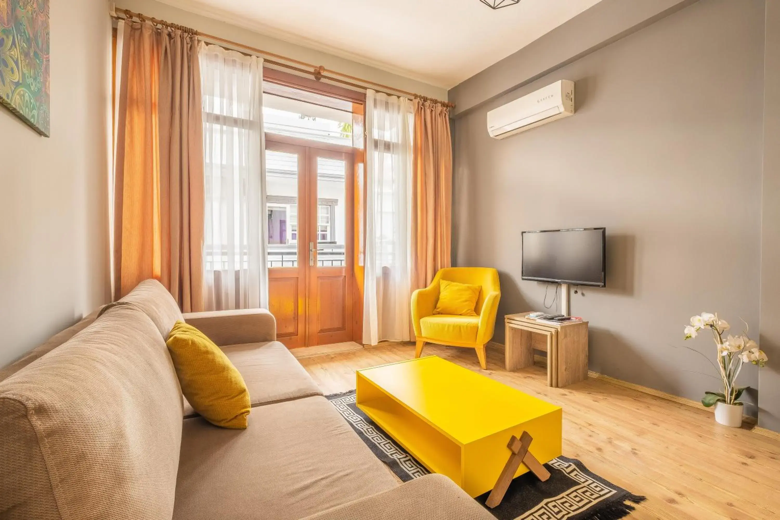 Living room, Seating Area in Old Town Deluxe Flats