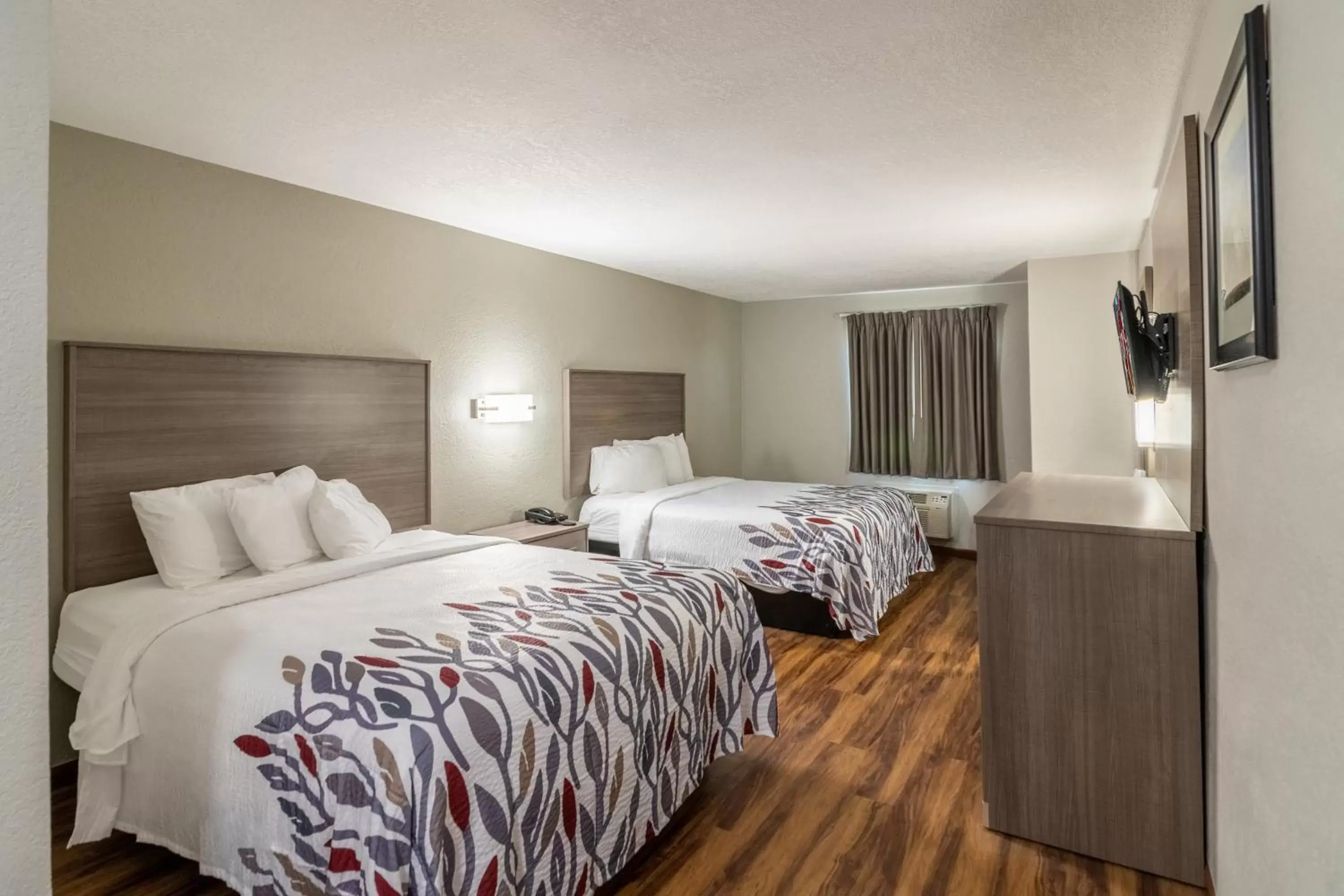 Photo of the whole room, Bed in Red Roof Inn & Suites Pensacola-NAS Corry