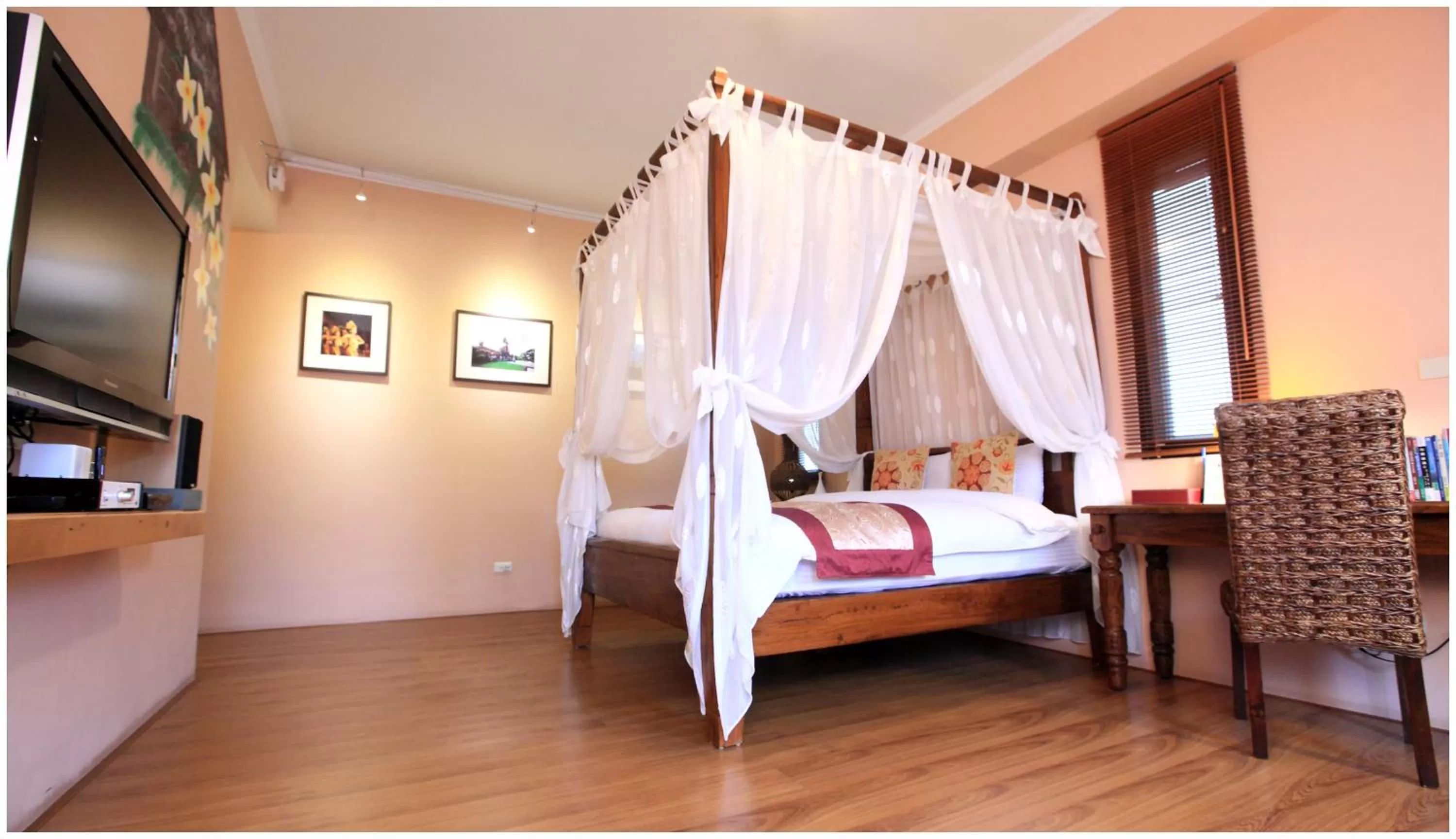 Photo of the whole room, Bed in Errantry Lodge & Studio