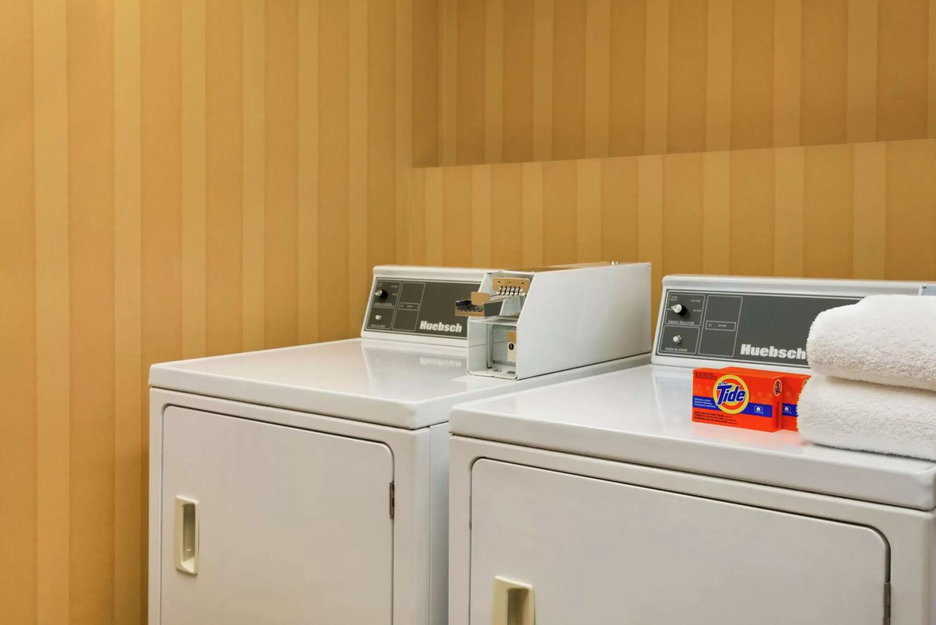 Property building, Kitchen/Kitchenette in Hampton Inn & Suites by Hilton Langley-Surrey