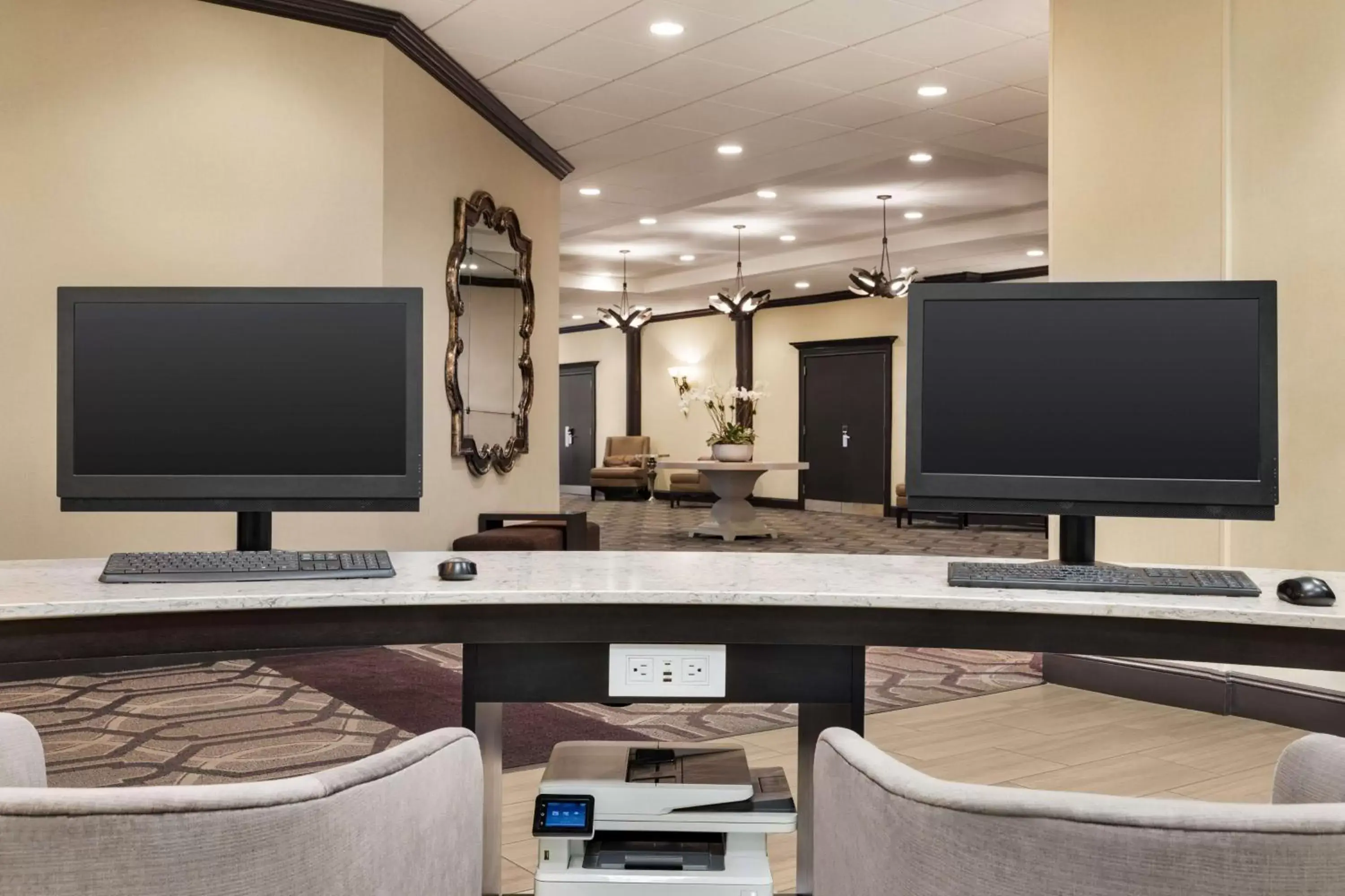 Business facilities, TV/Entertainment Center in DoubleTree by Hilton New Orleans Airport