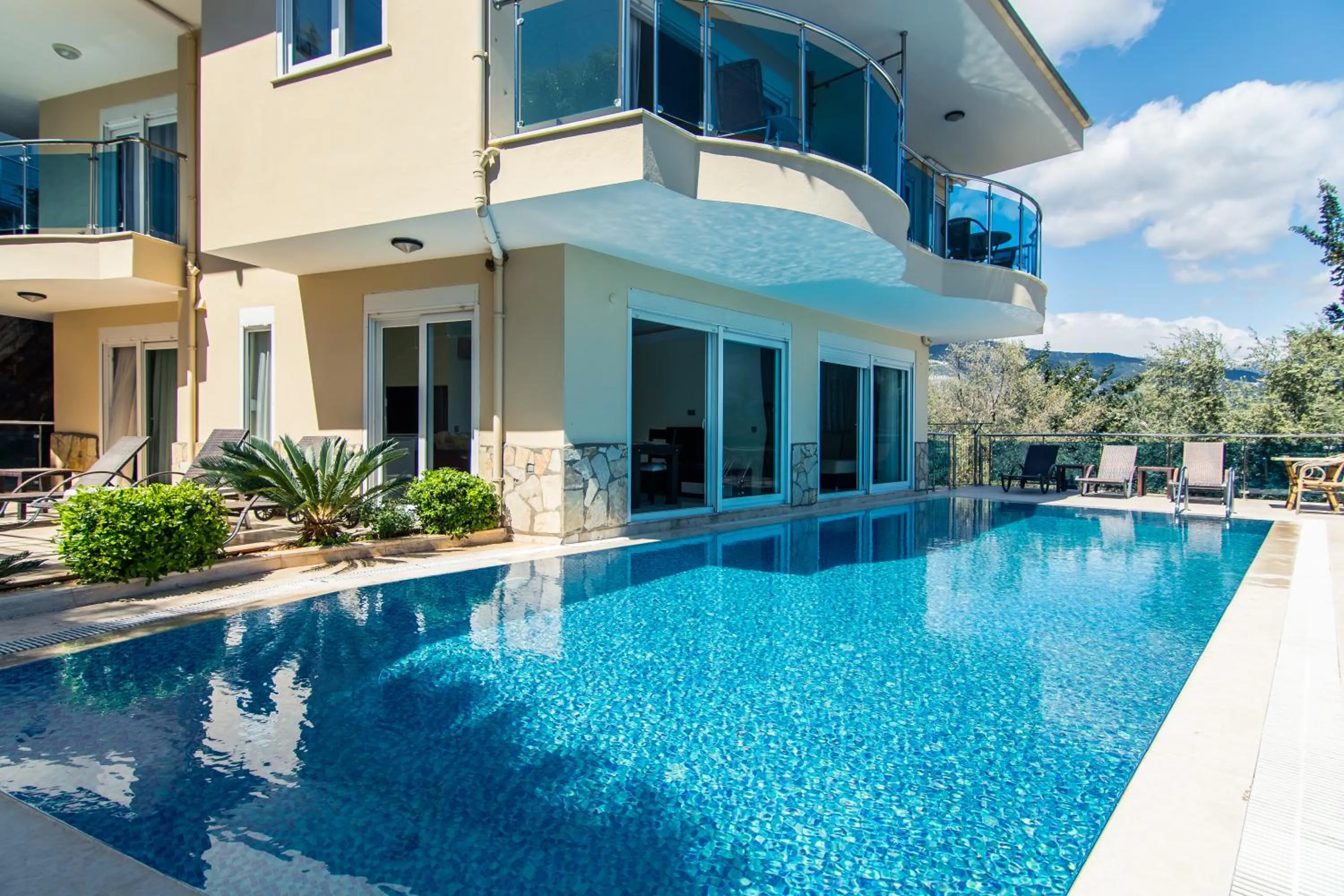 Swimming pool in Lemon Villa Hotel