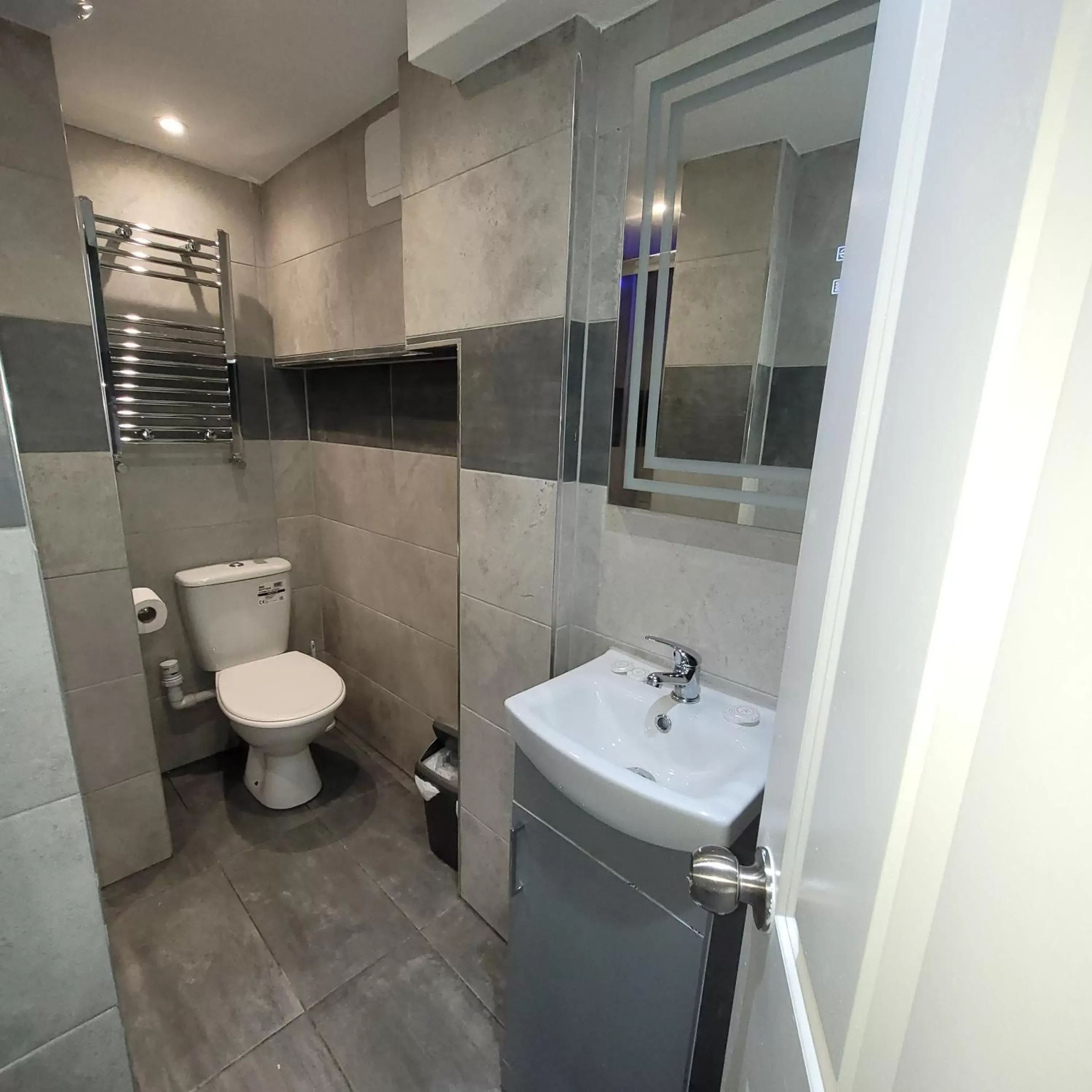 Shower, Bathroom in Argyle Square Hotel