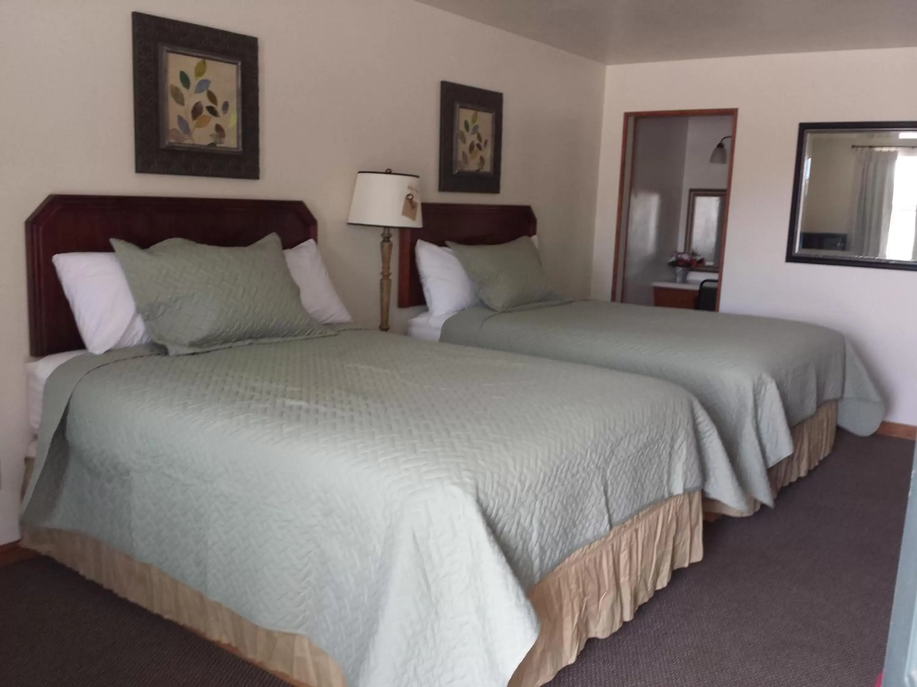Photo of the whole room, Bed in West Plains Motel