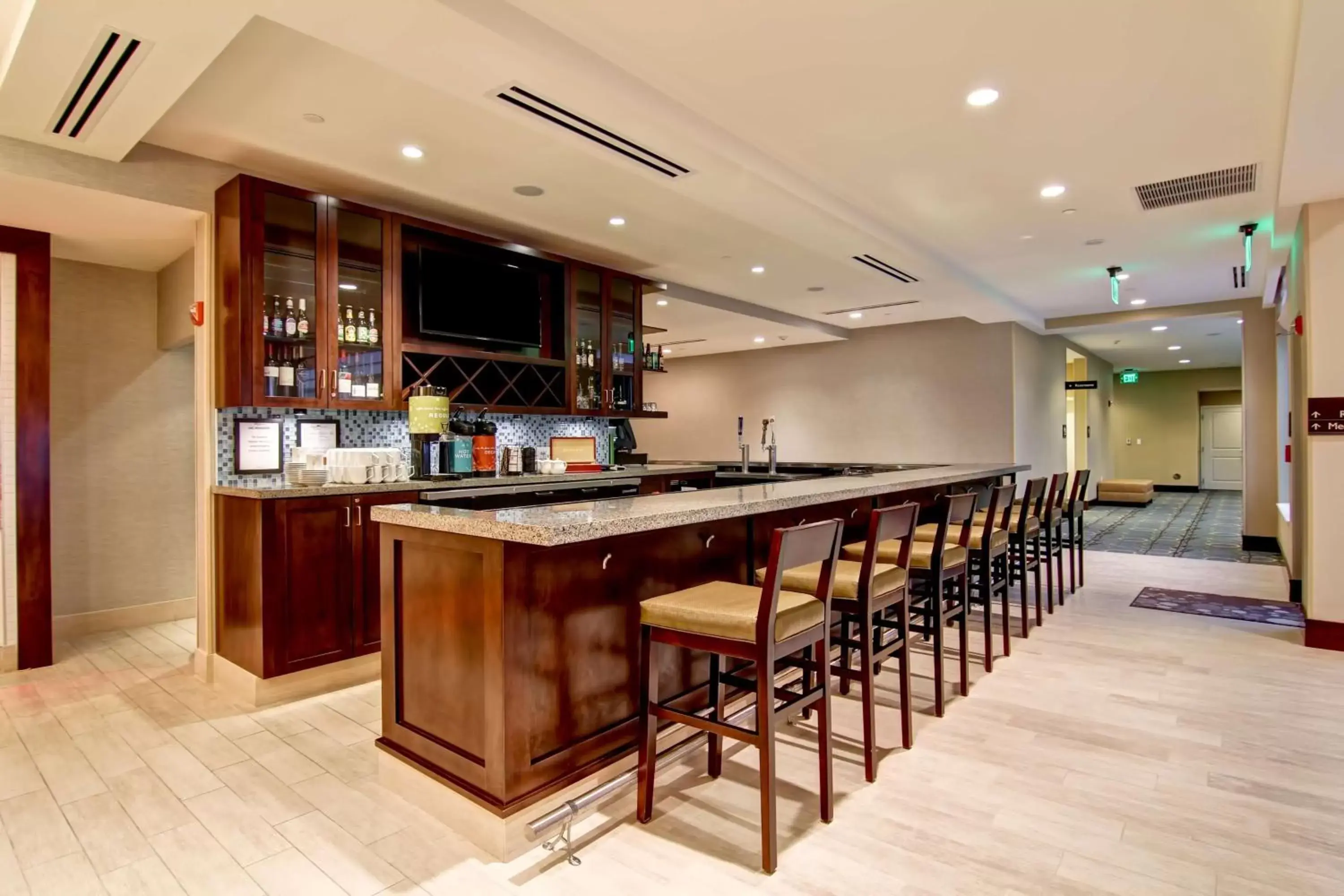 Lounge or bar in Hilton Garden Inn Woodbridge Lounge or bar in Hilton Garden Inn Woodbridge