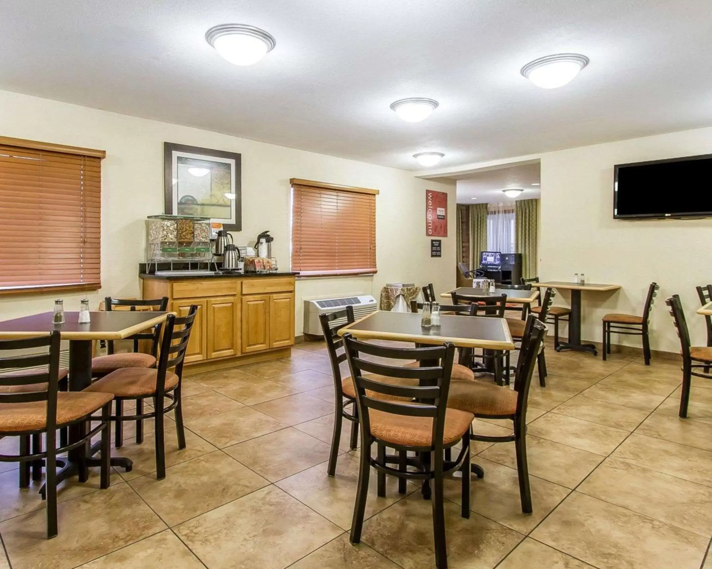 Restaurant/Places to Eat in Quality Inn Macomb near University Area