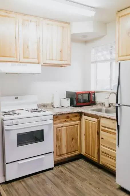 Kitchen or kitchenette, Kitchen/Kitchenette in The Long Barn Lodge