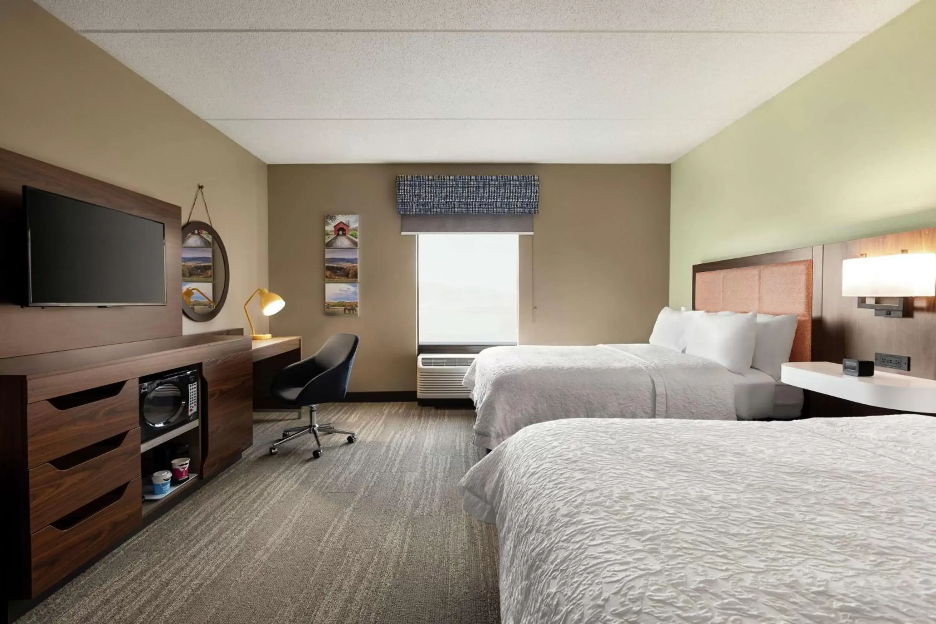 Bedroom, TV/Entertainment Center in Hampton Inn & Suites Frederick/Fort Detrick