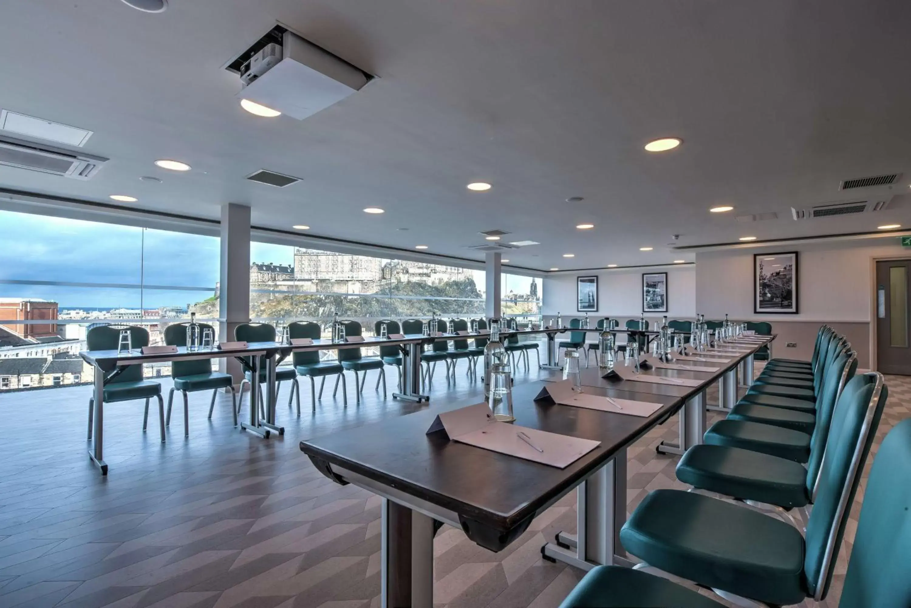 Meeting/conference room, Restaurant/Places to Eat in Doubletree by Hilton Edinburgh City Centre