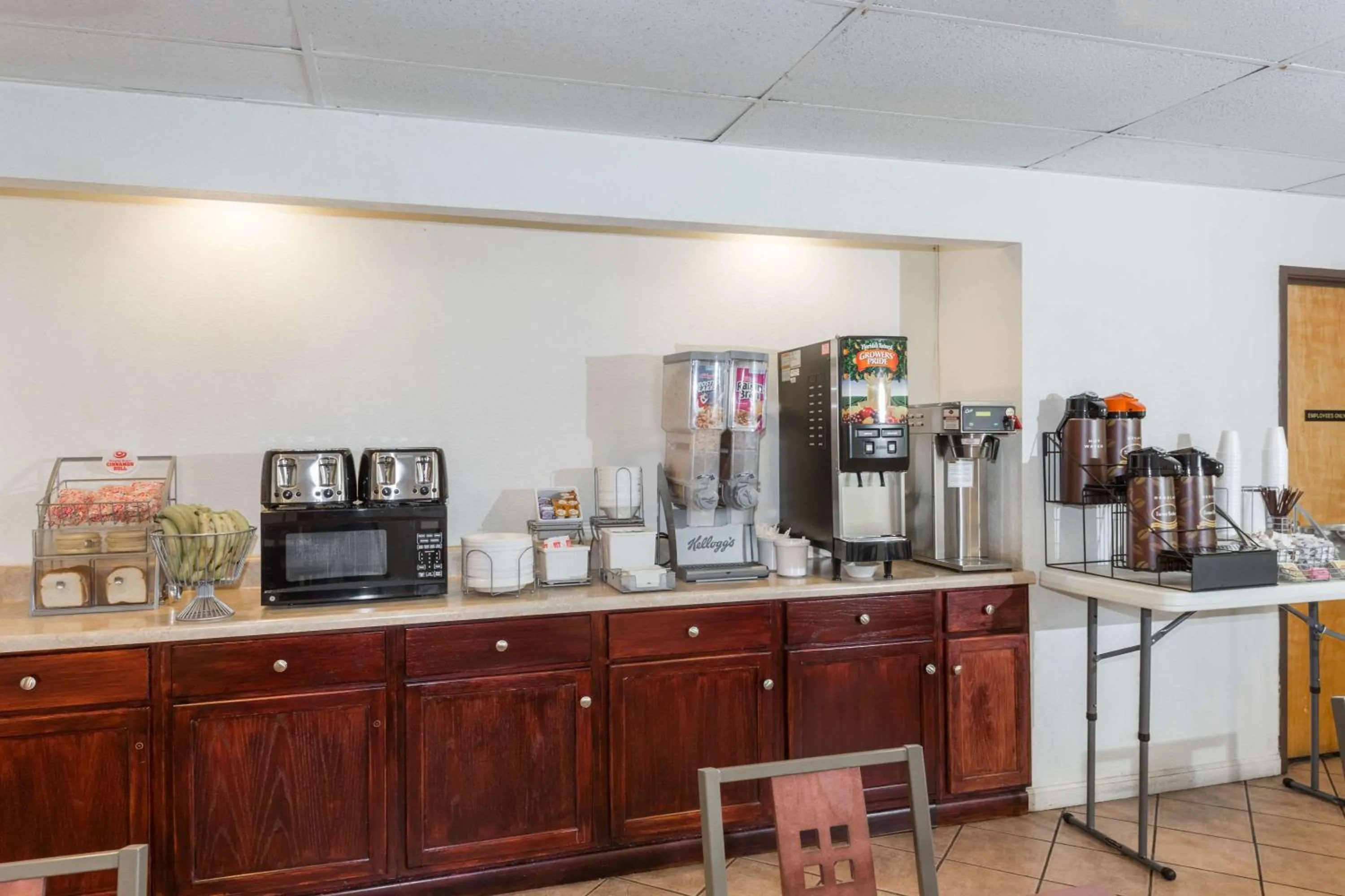 Restaurant/places to eat in Super 8 by Wyndham Pompano Beach