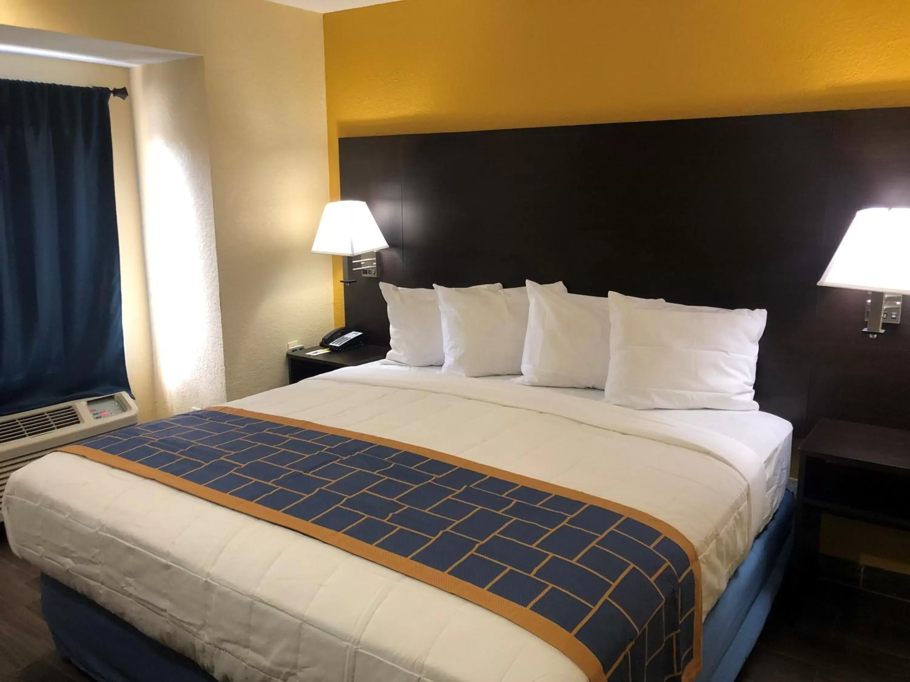 Bedroom, Bed in Days Inn & Suites by Wyndham Tampa/Raymond James Stadium
