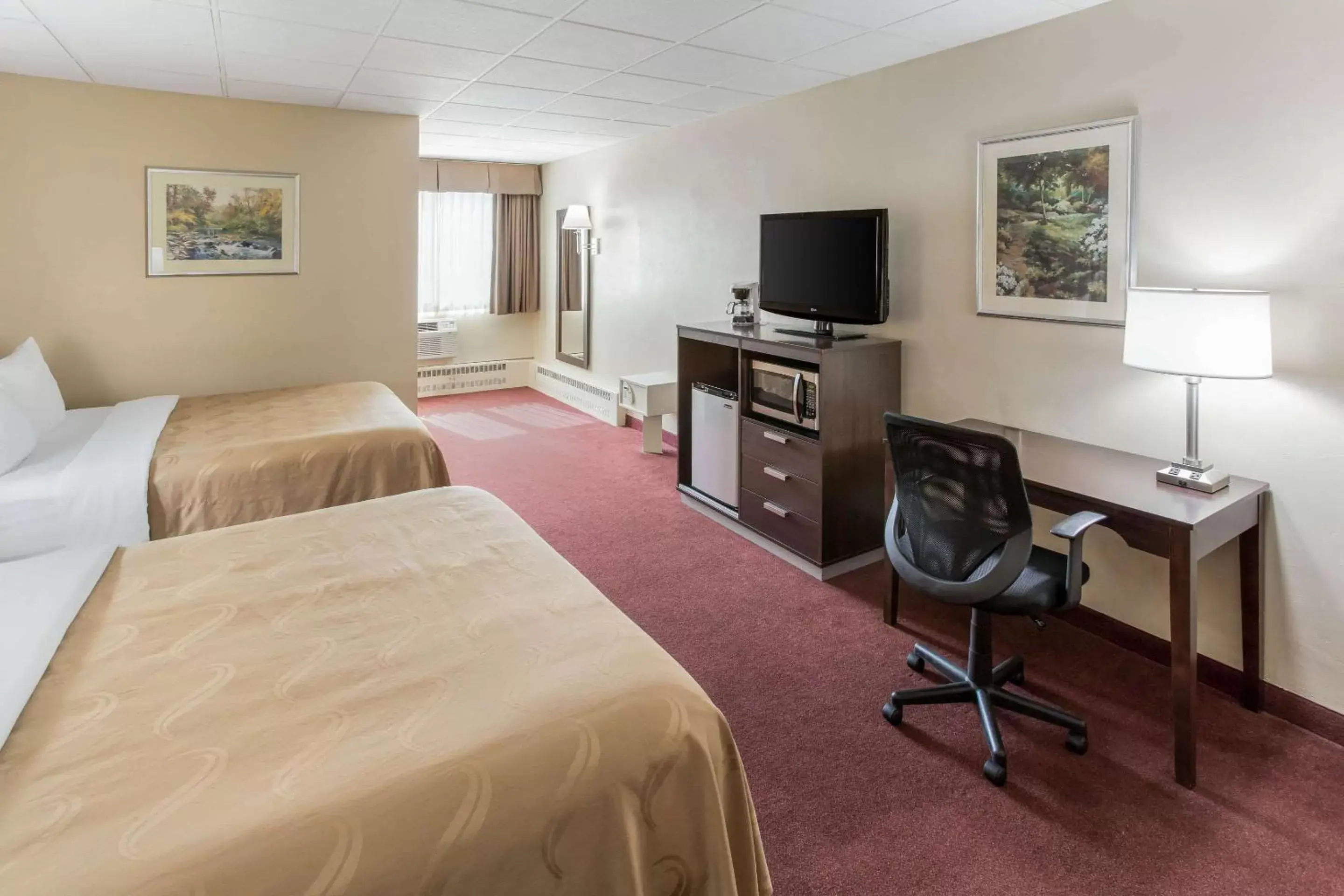 Photo of the whole room, TV/Entertainment Center in Quality Inn & Suites Downtown