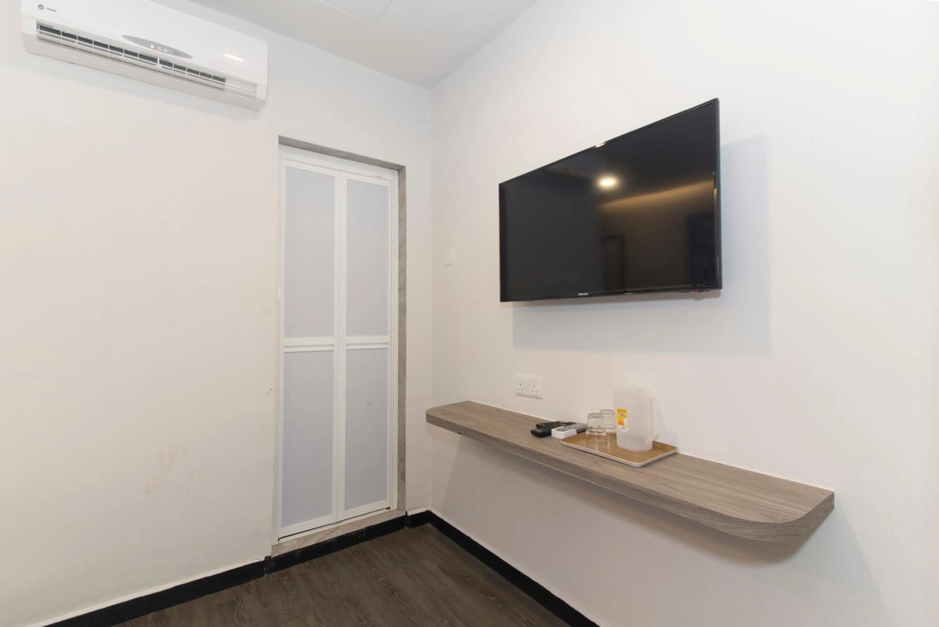 TV and multimedia in Kitez Hotel & Bunkz