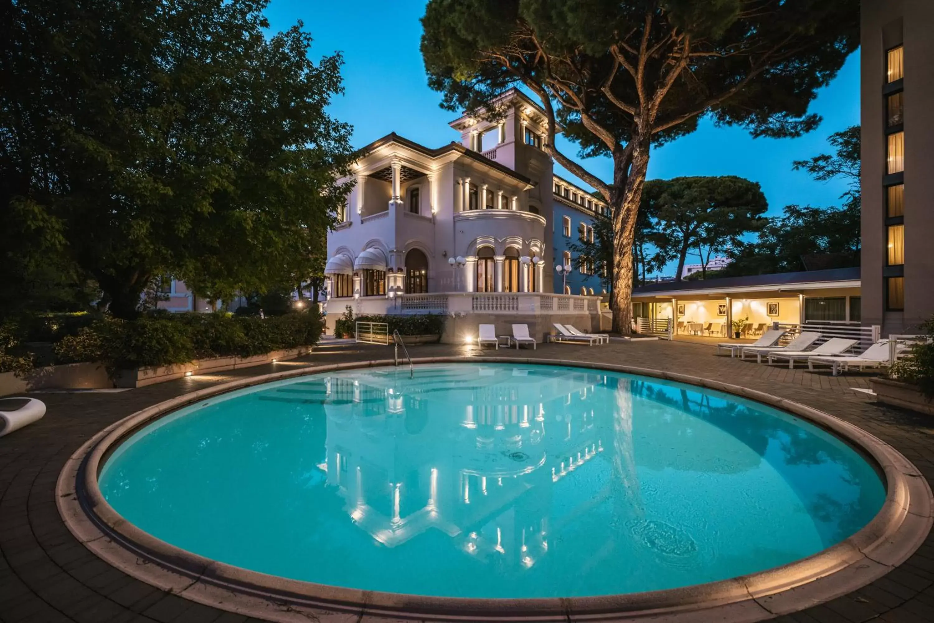 Property building, Swimming Pool in Hotel De La Ville