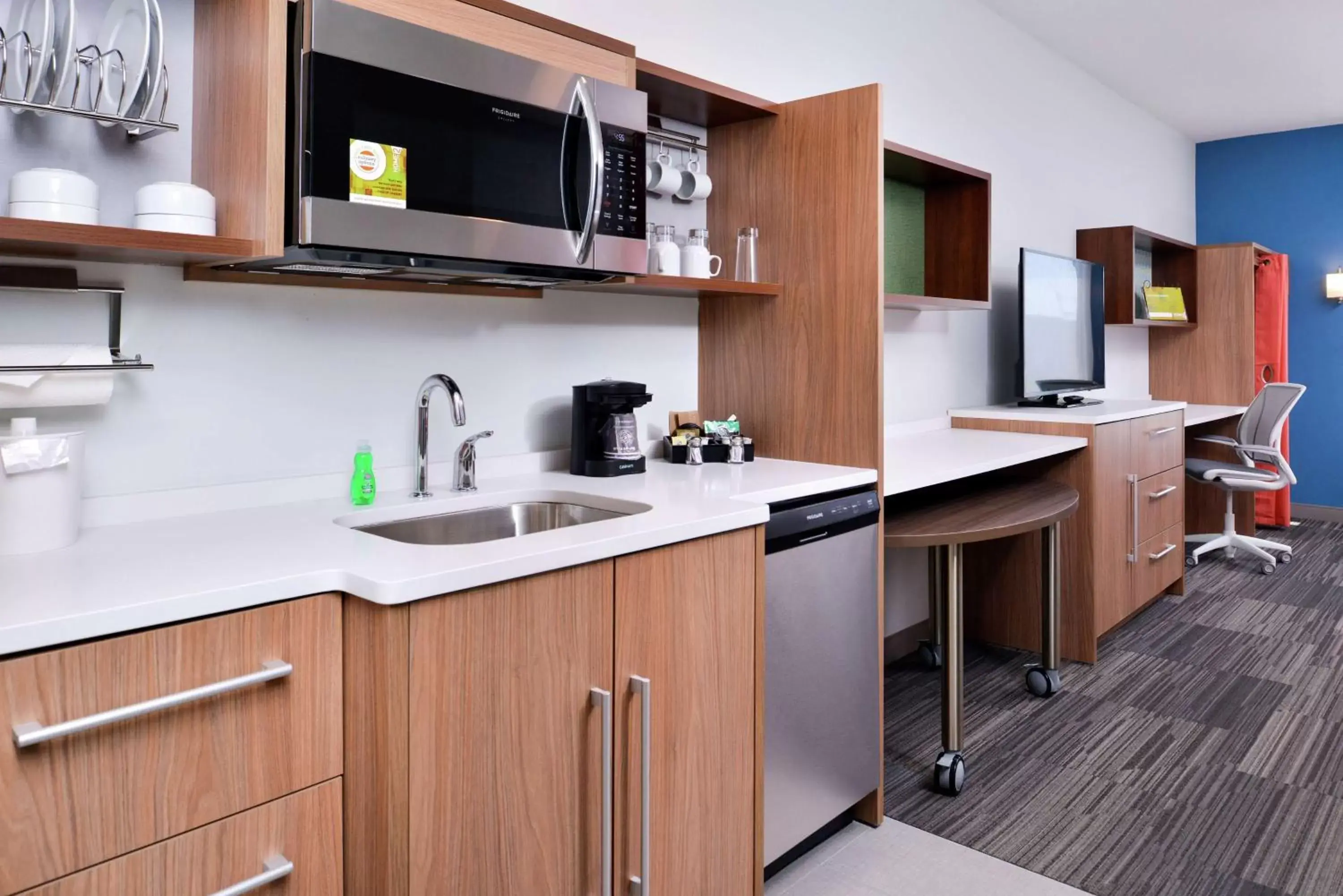 Bedroom, Kitchen/Kitchenette in Home2 Suites By Hilton Tampa Downtown Channel District