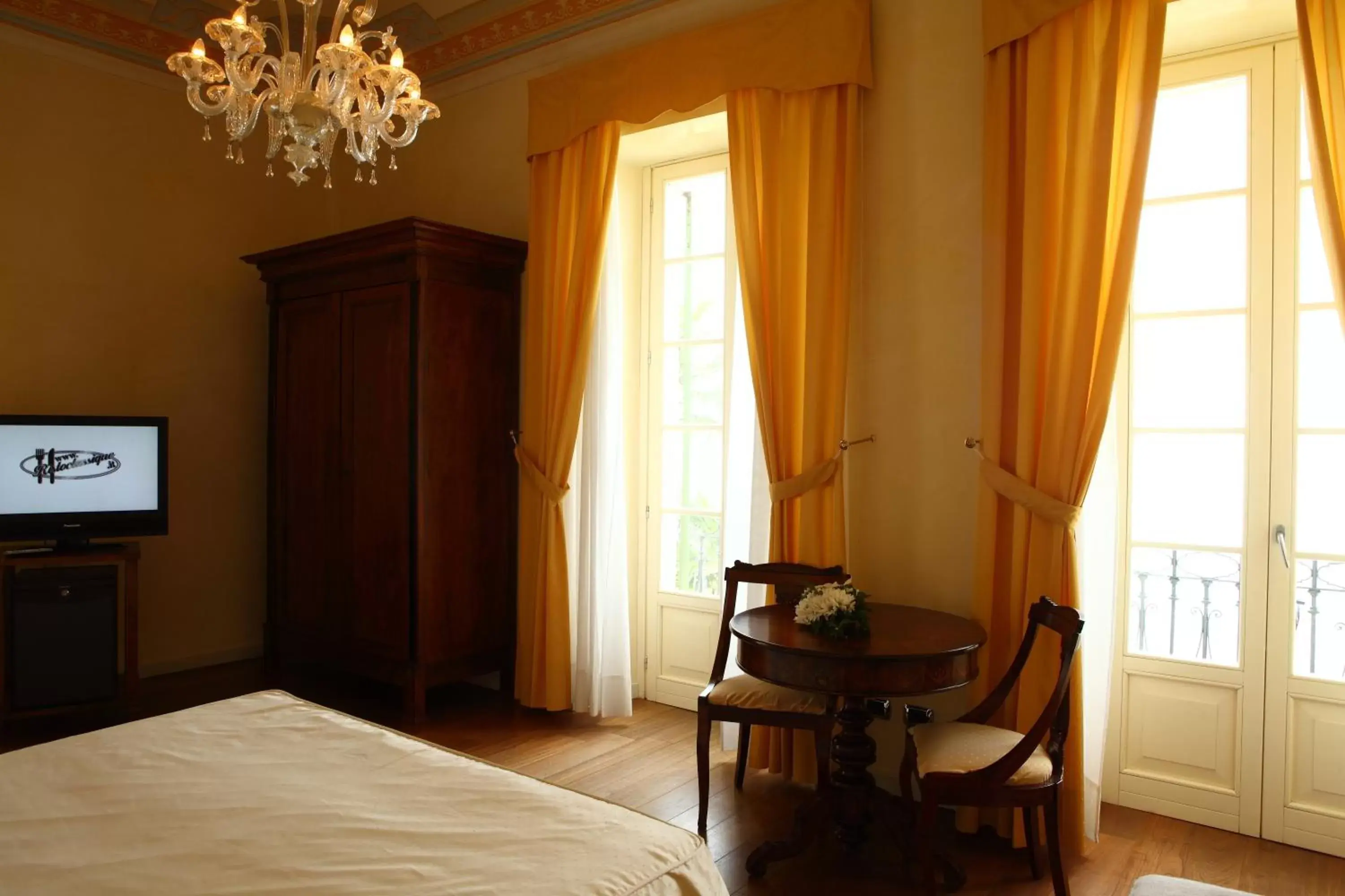 Bedroom, Dining Area in Classique