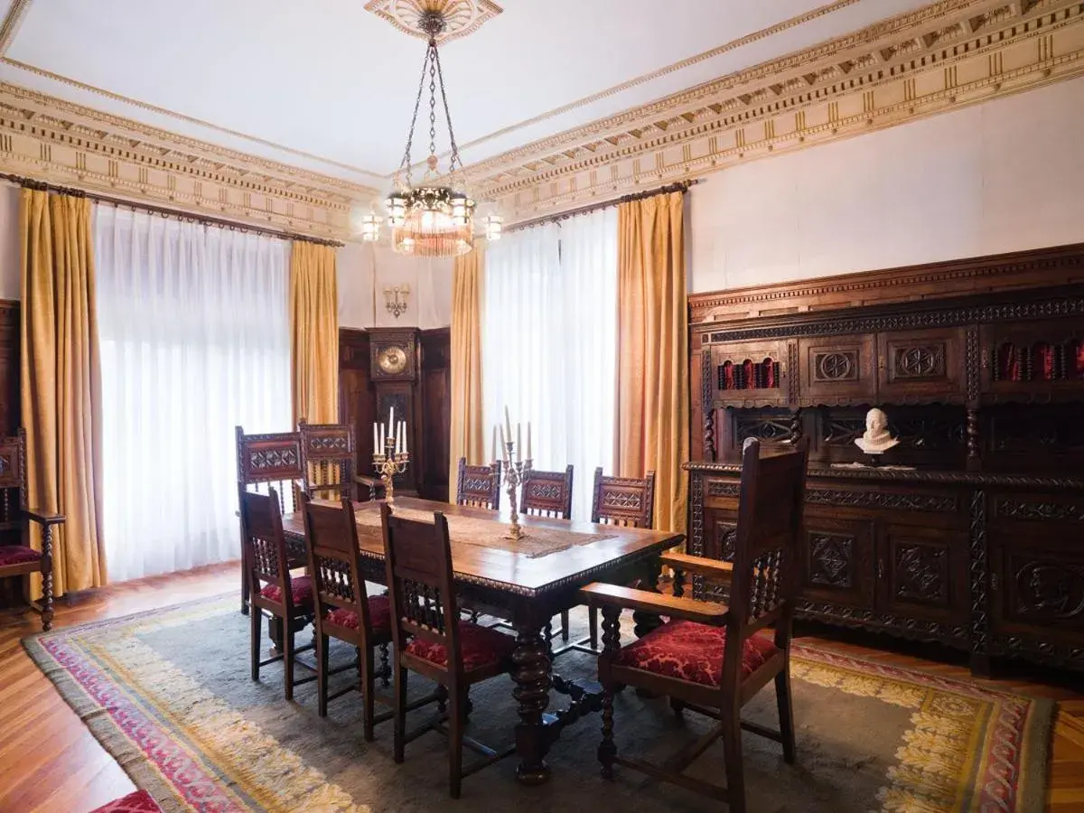 Communal lounge/ TV room, Dining Area in Palacio Arias