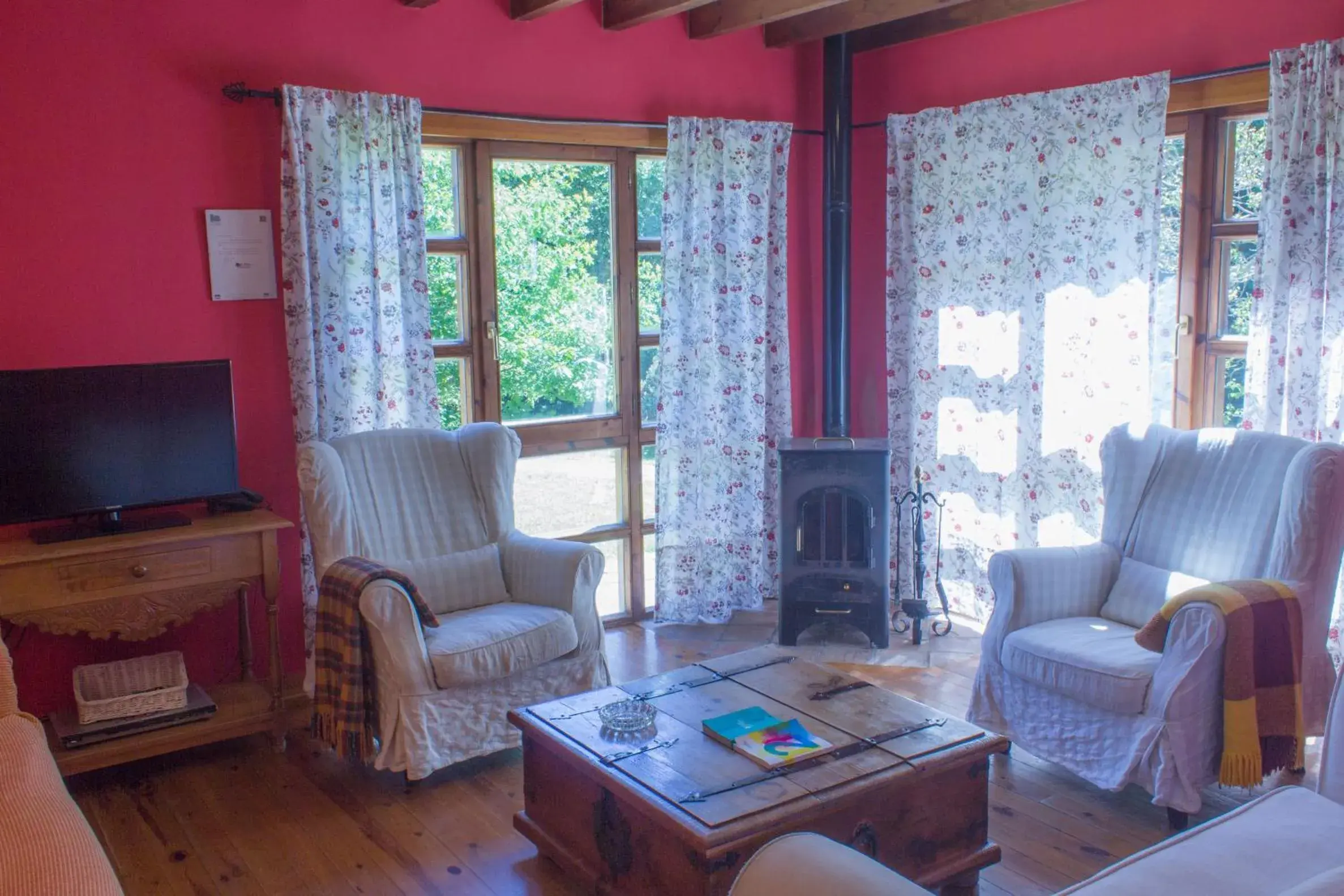 Living room, Seating Area in Viviendas Rurales El Covaju