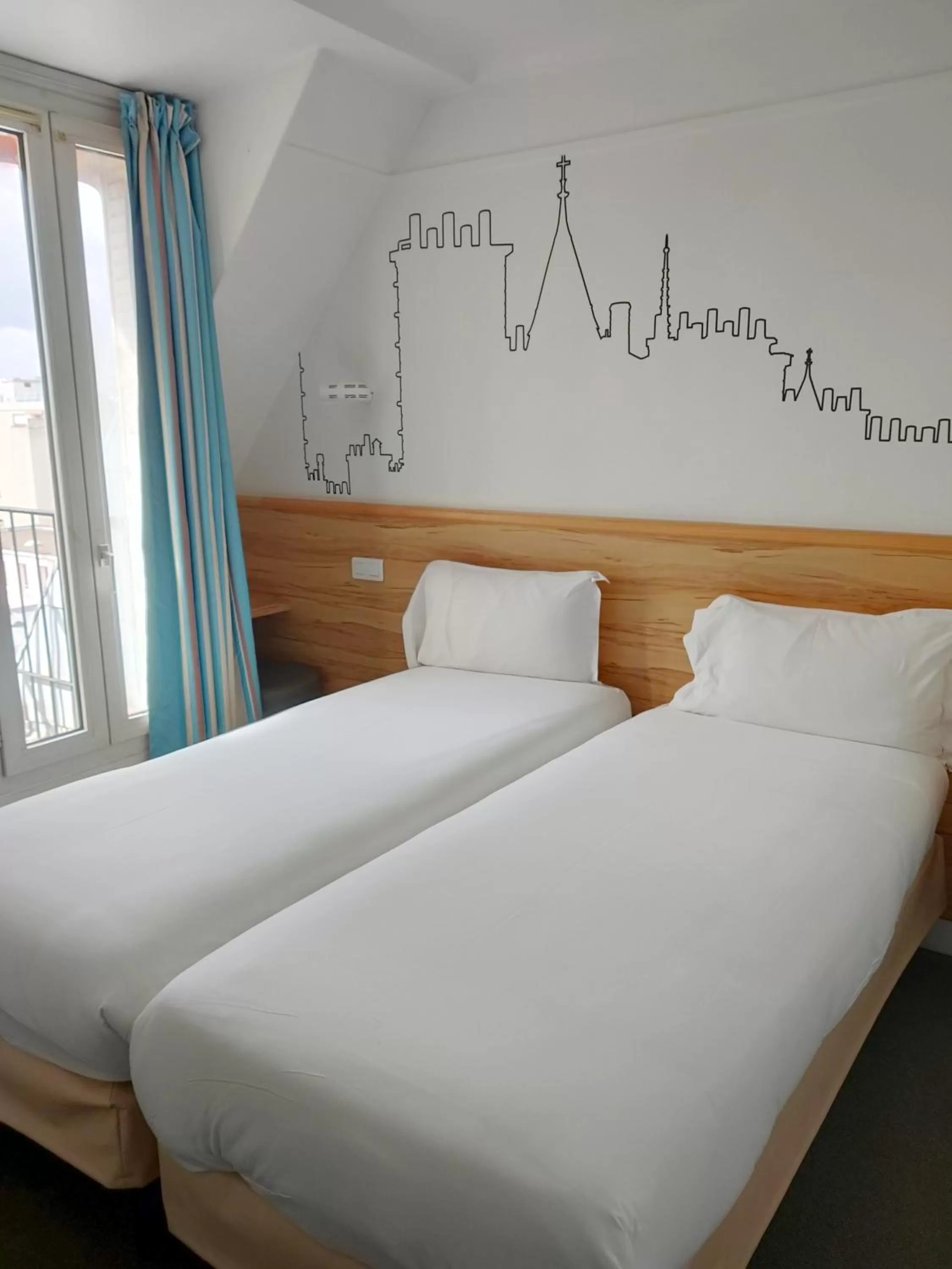 Standard Twin Room in Au Pacific Hotel