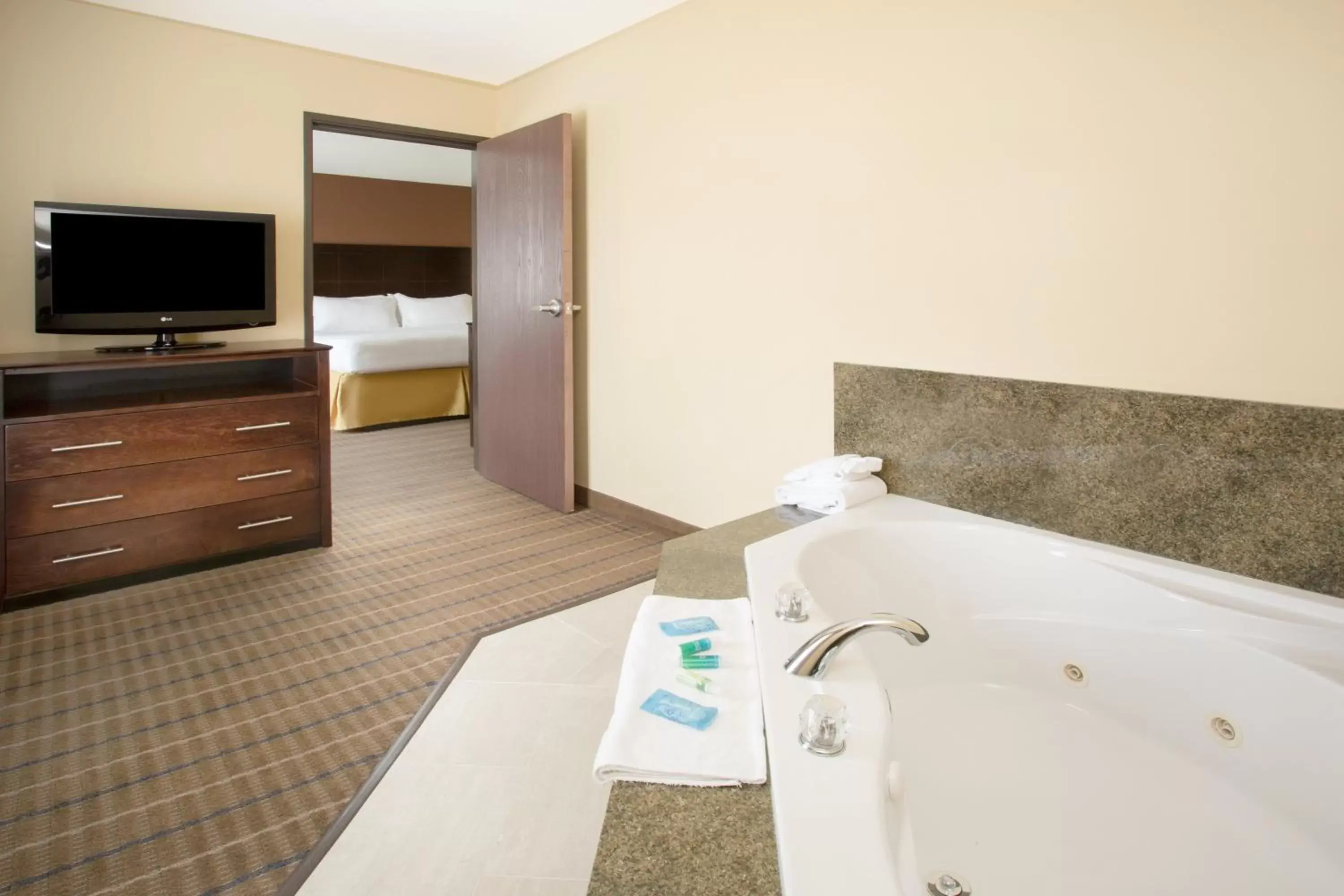 Bedroom, Bathroom in Holiday Inn Express and Suites Hotel - Pauls Valley, an IHG Hotel