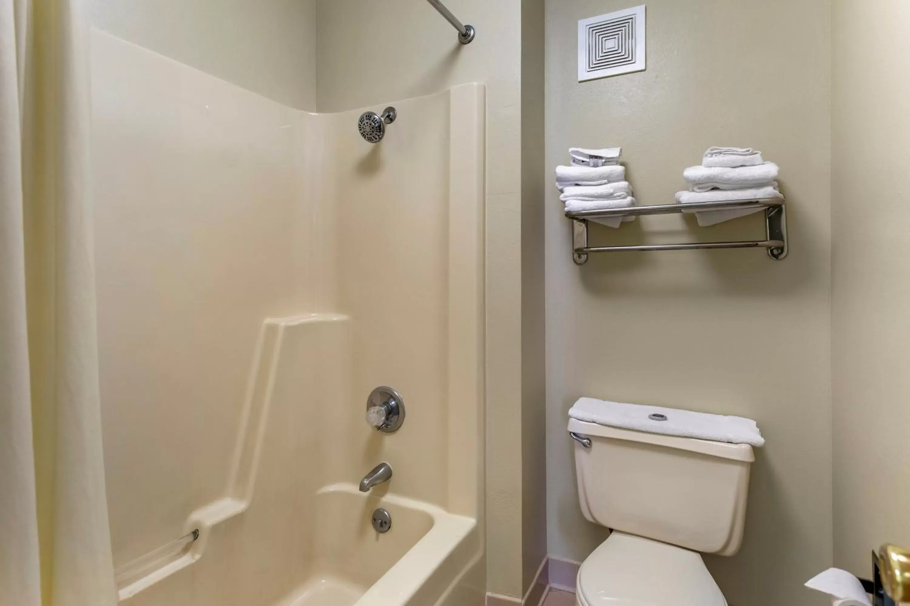 Bathroom in Richland Inn of Columbia