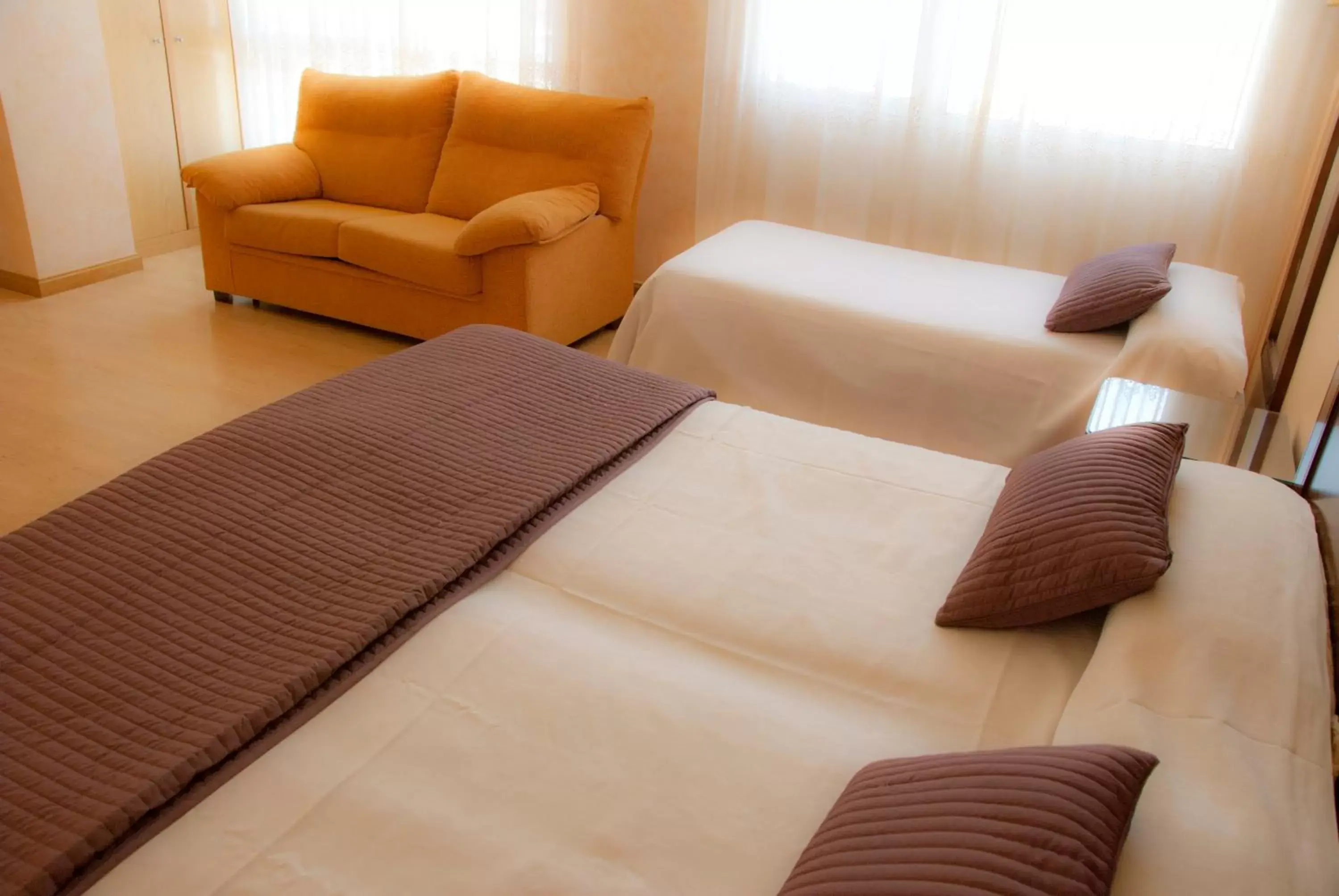 Photo of the whole room, Bed in Abadía Burgos Camino Santiago