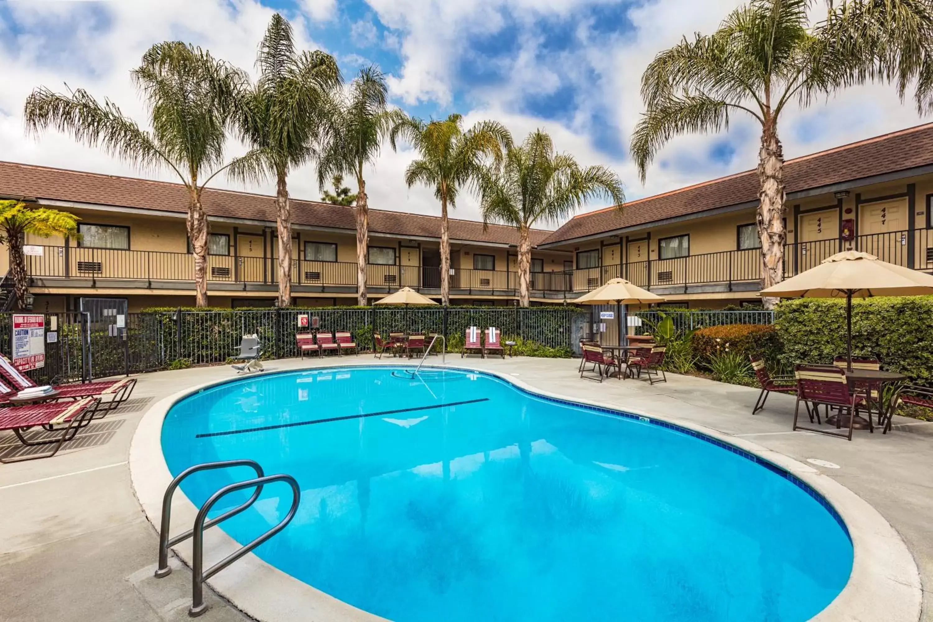Swimming pool in Key Inn and Suites Swimming pool in Key Inn and Suites