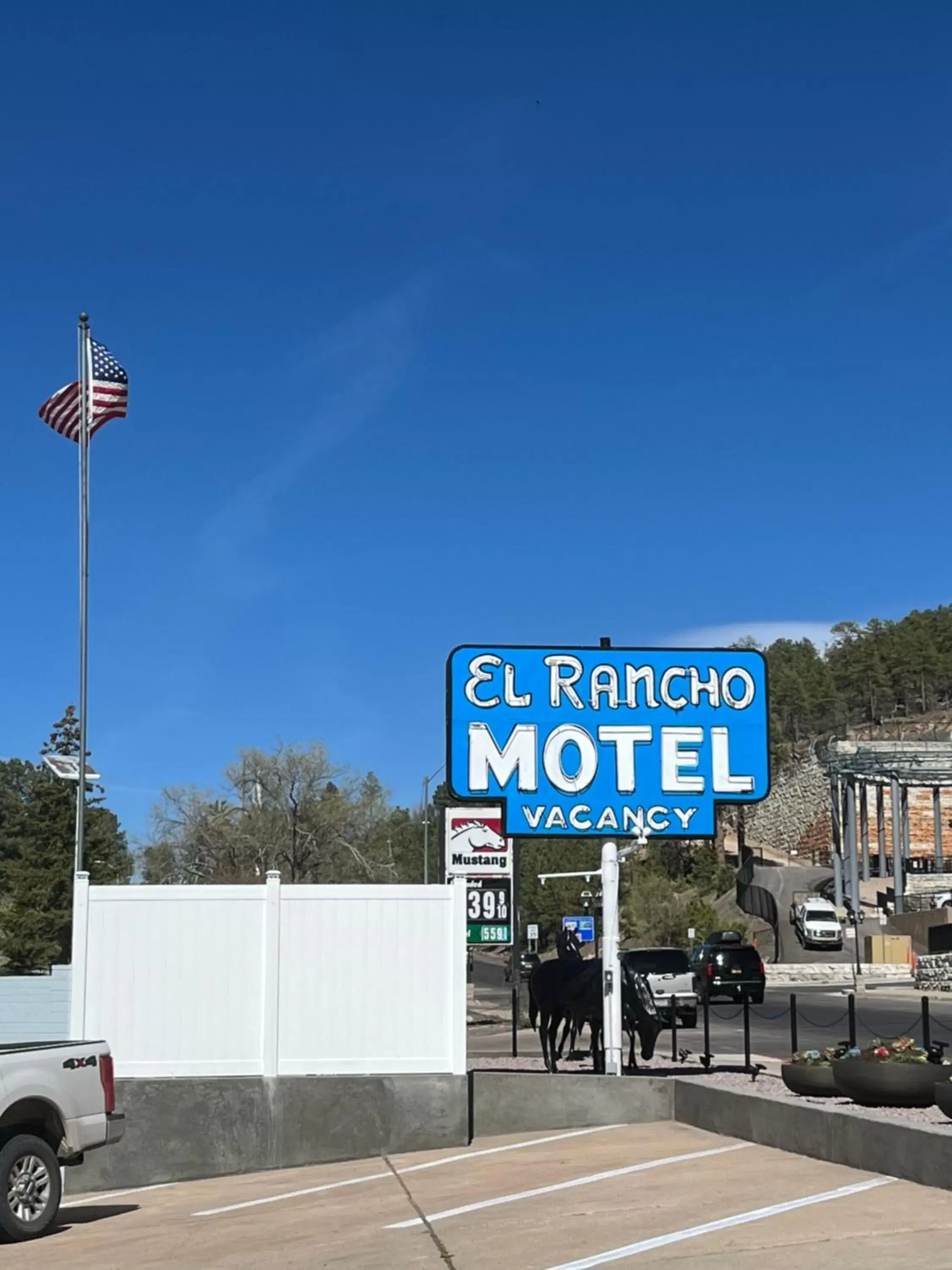 Day in El Rancho Motel