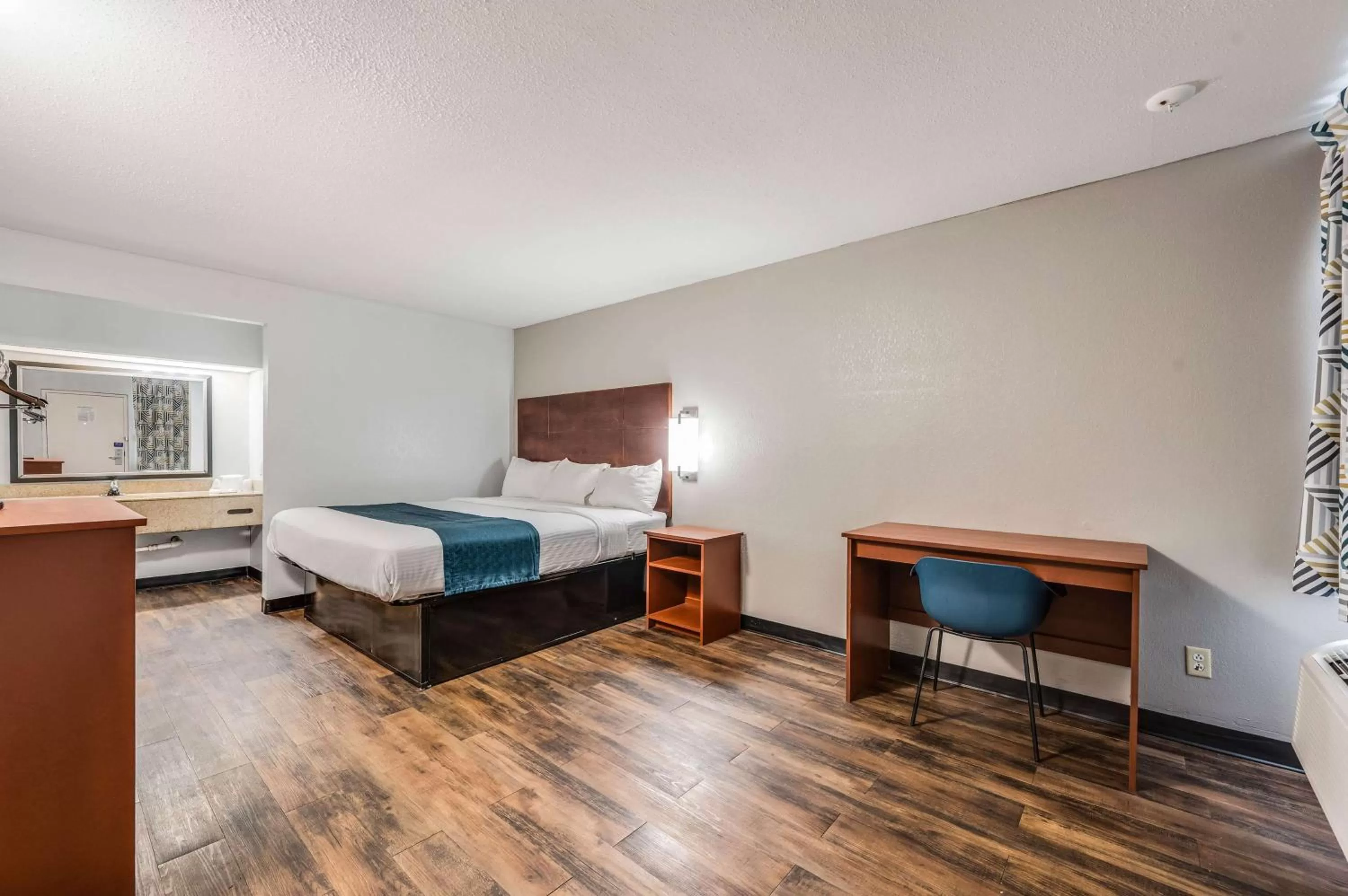 Photo of the whole room, Bed in Motel 6-Tupelo, MS - Downtown