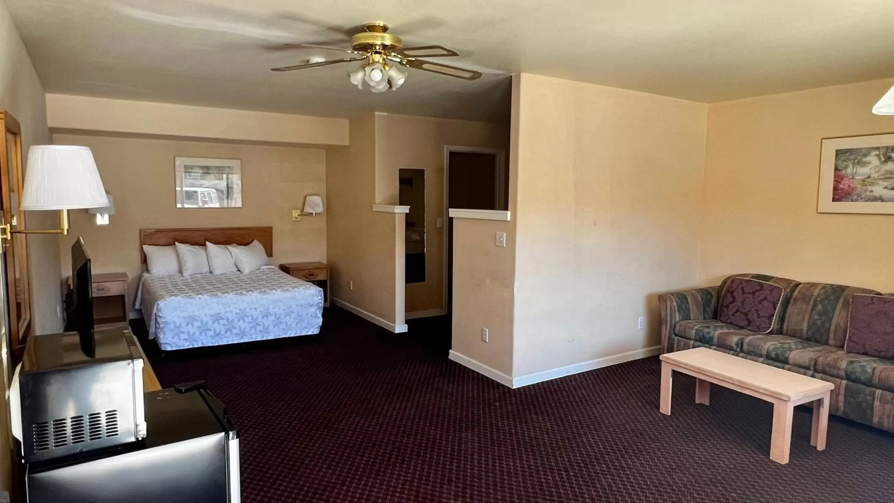 Photo of the whole room, Seating Area in Rodeway Inn - Santa Fe Inn