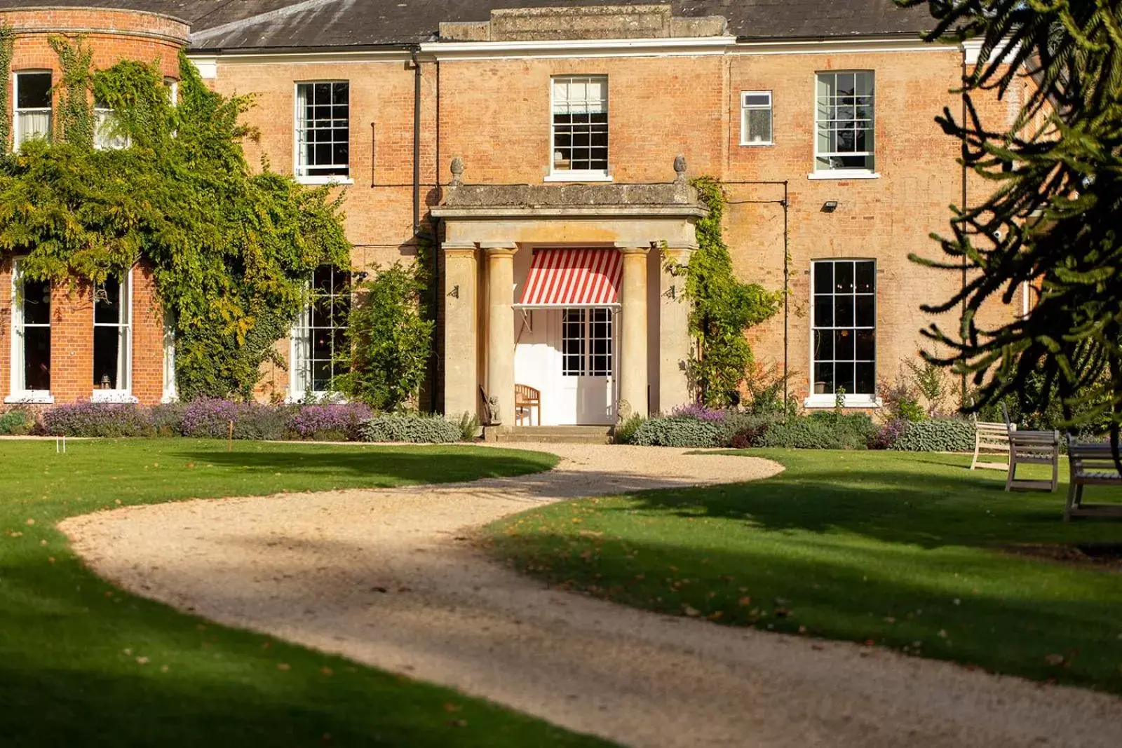 Facade/entrance, Property Building in The Retreat Elcot Park