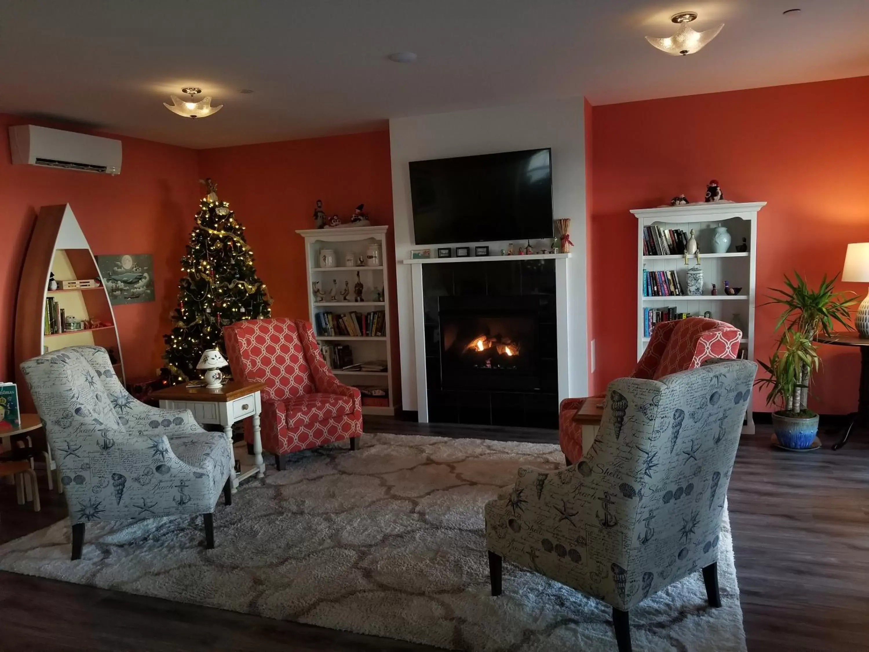 Communal lounge/ TV room in The Inn on Mount Desert