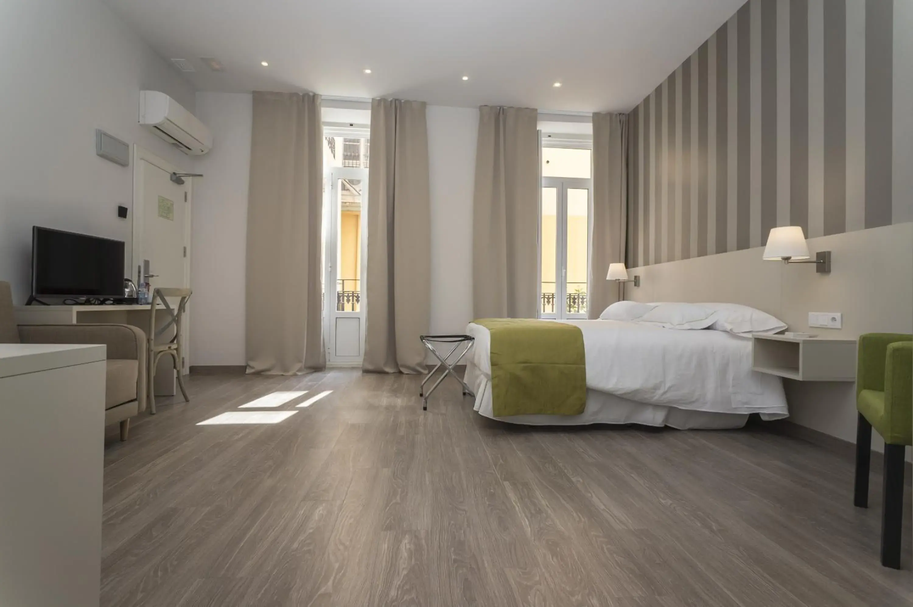 Bedroom, TV/Entertainment Center in Hotel San Lorenzo Boutique