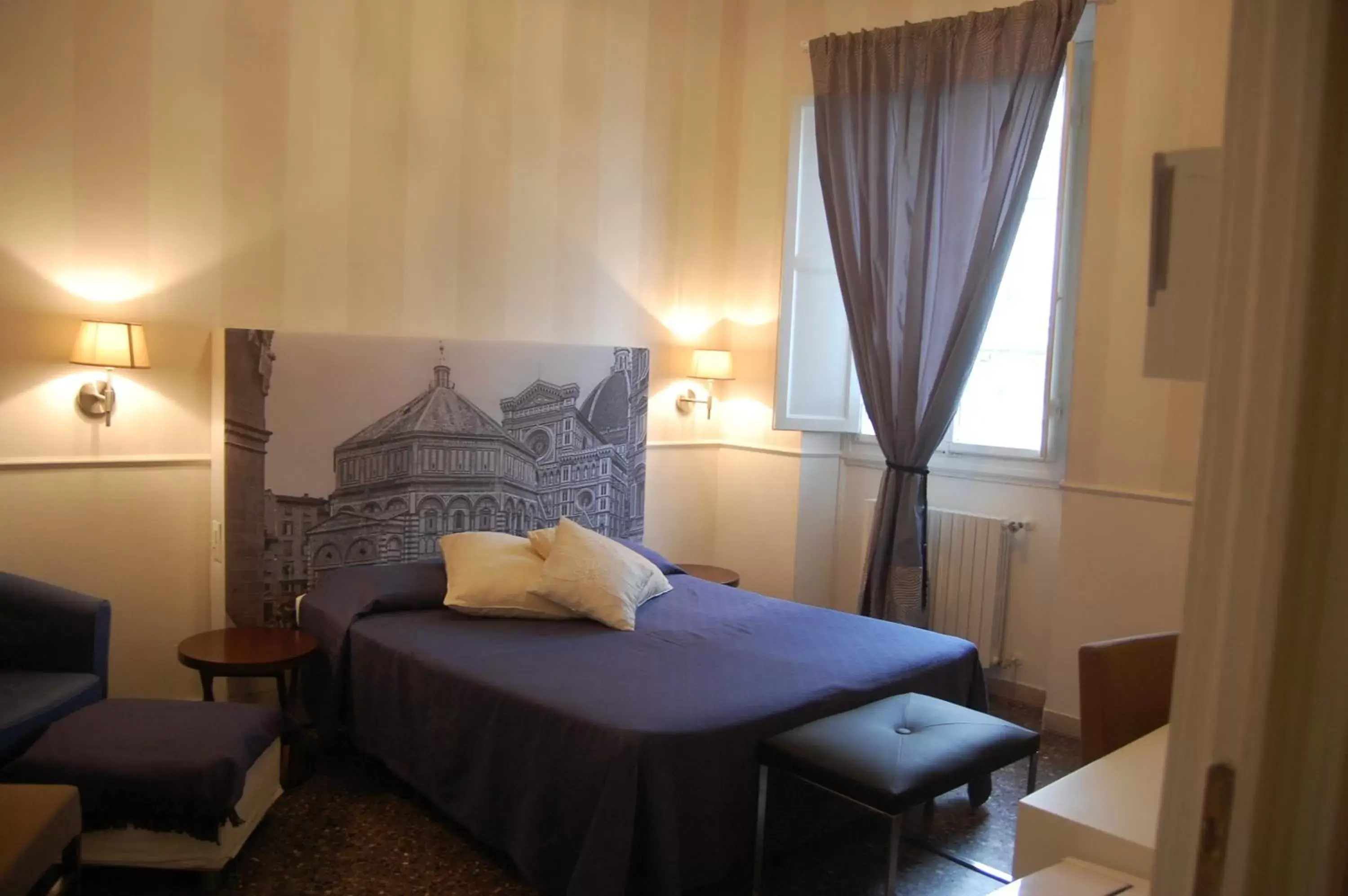 Photo of the whole room, Bed in Duomo View