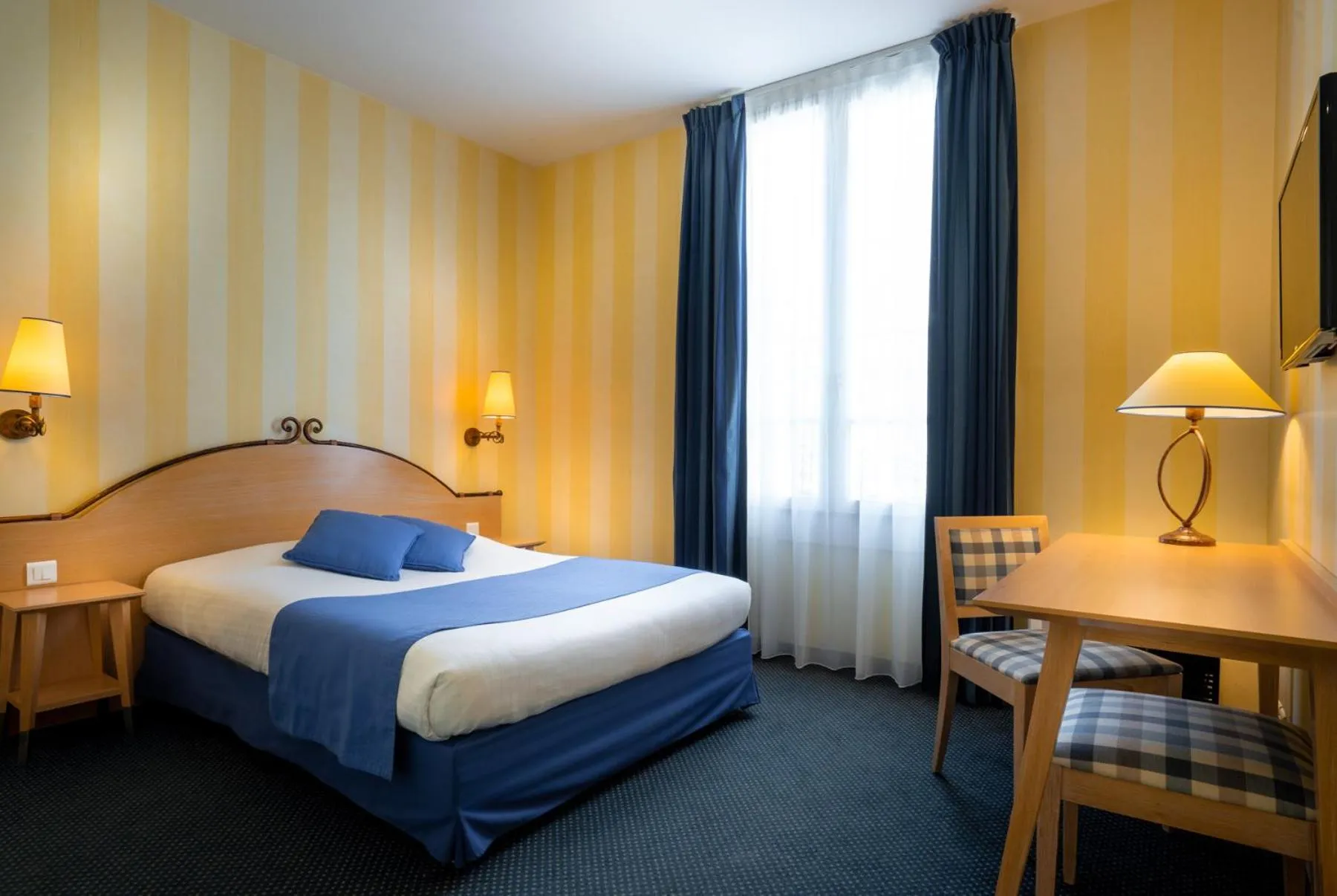 Bed in Hotel Delambre