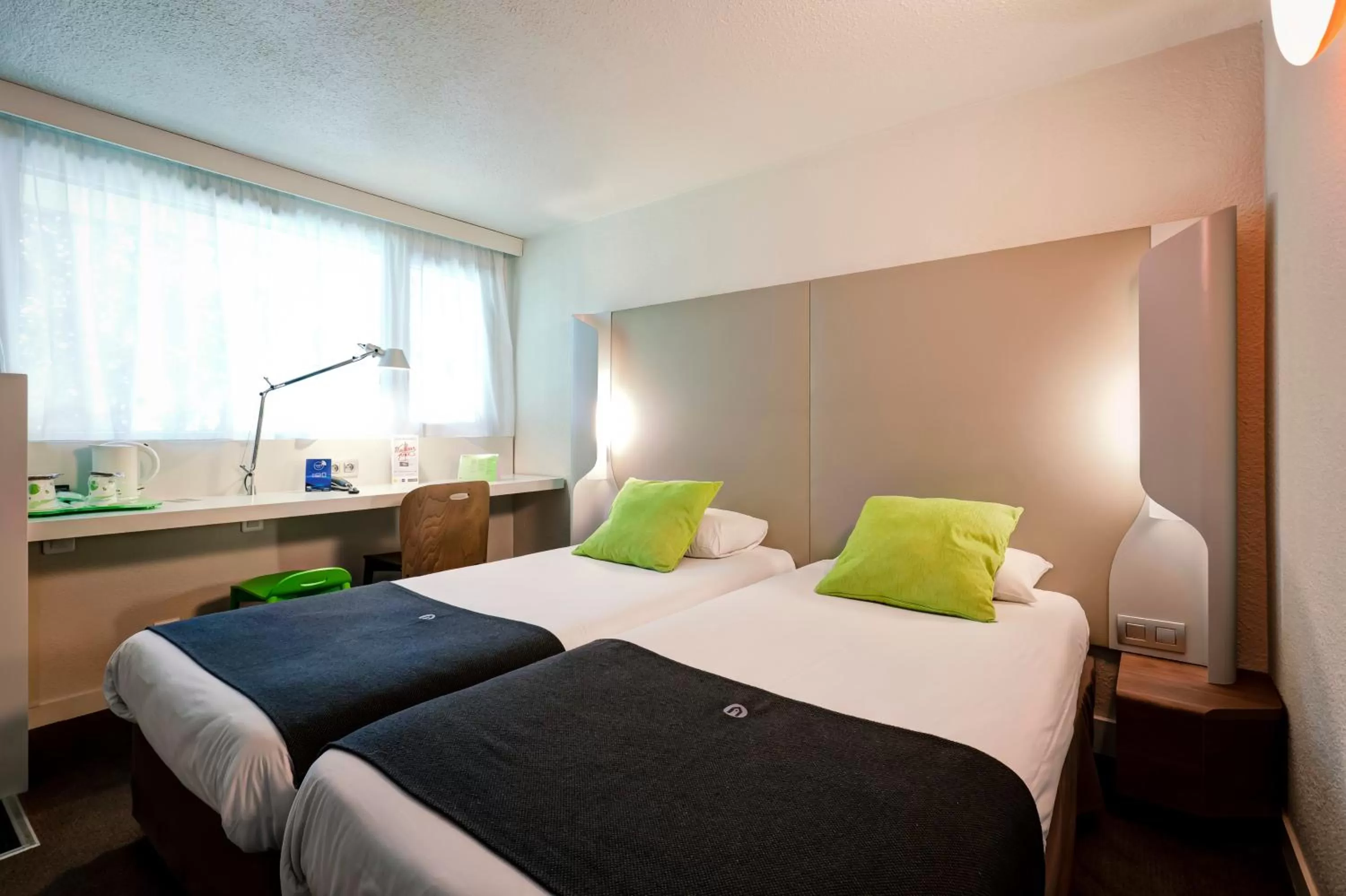 Shower, Bed in Campanile Genève - Ferney-Voltaire