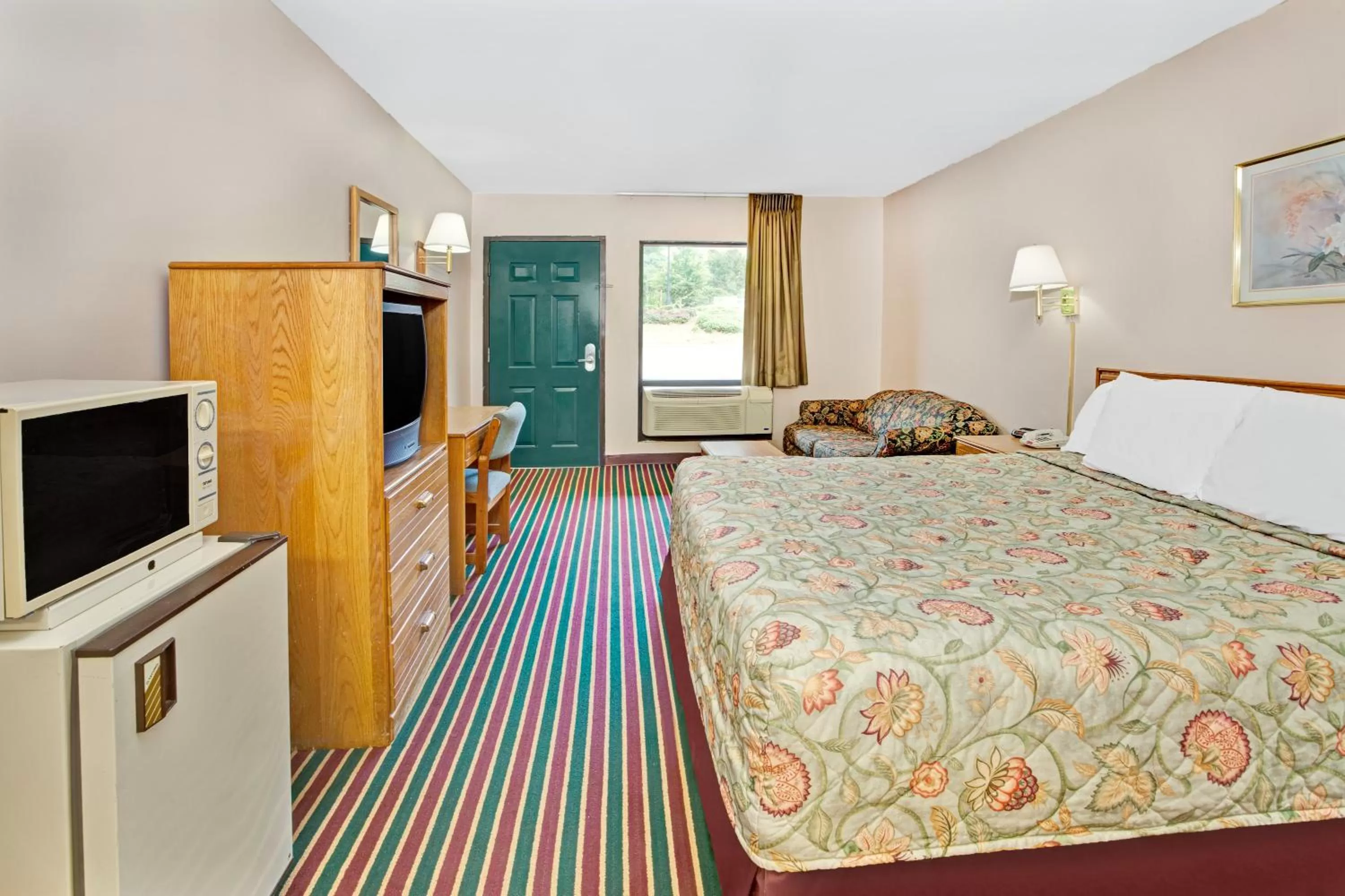King Room - Disability Access/Non-Smoking in Super 8 by Wyndham Marietta/West/Atl Area
