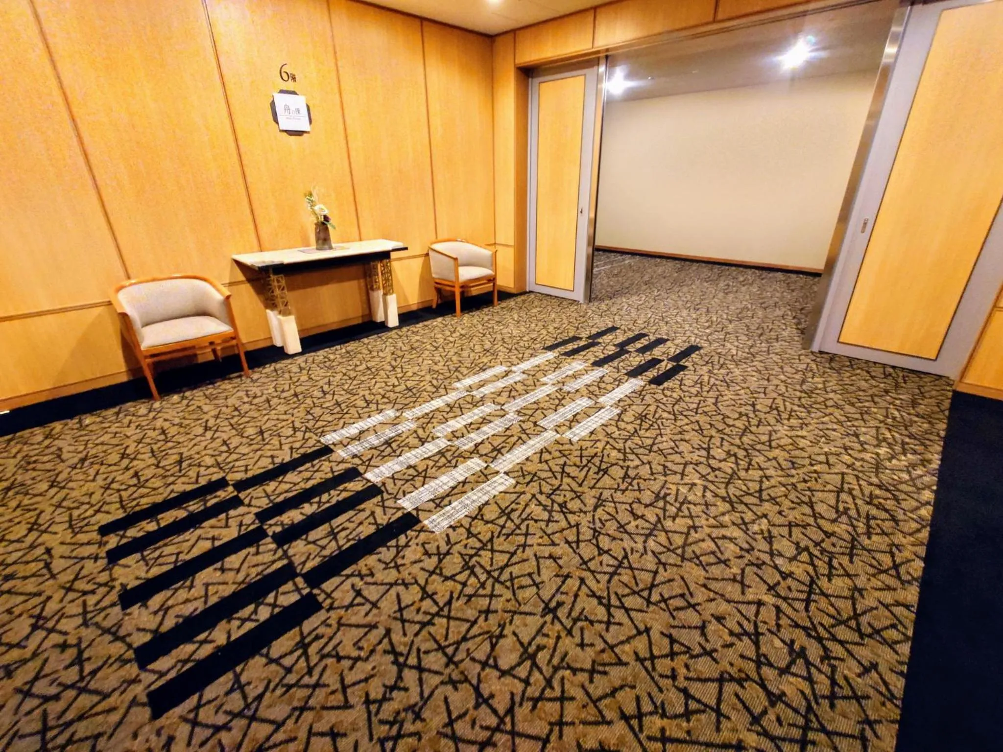 elevator in APA Hotel & Resort Kaga Katayamazu Onsen Kasuikyo