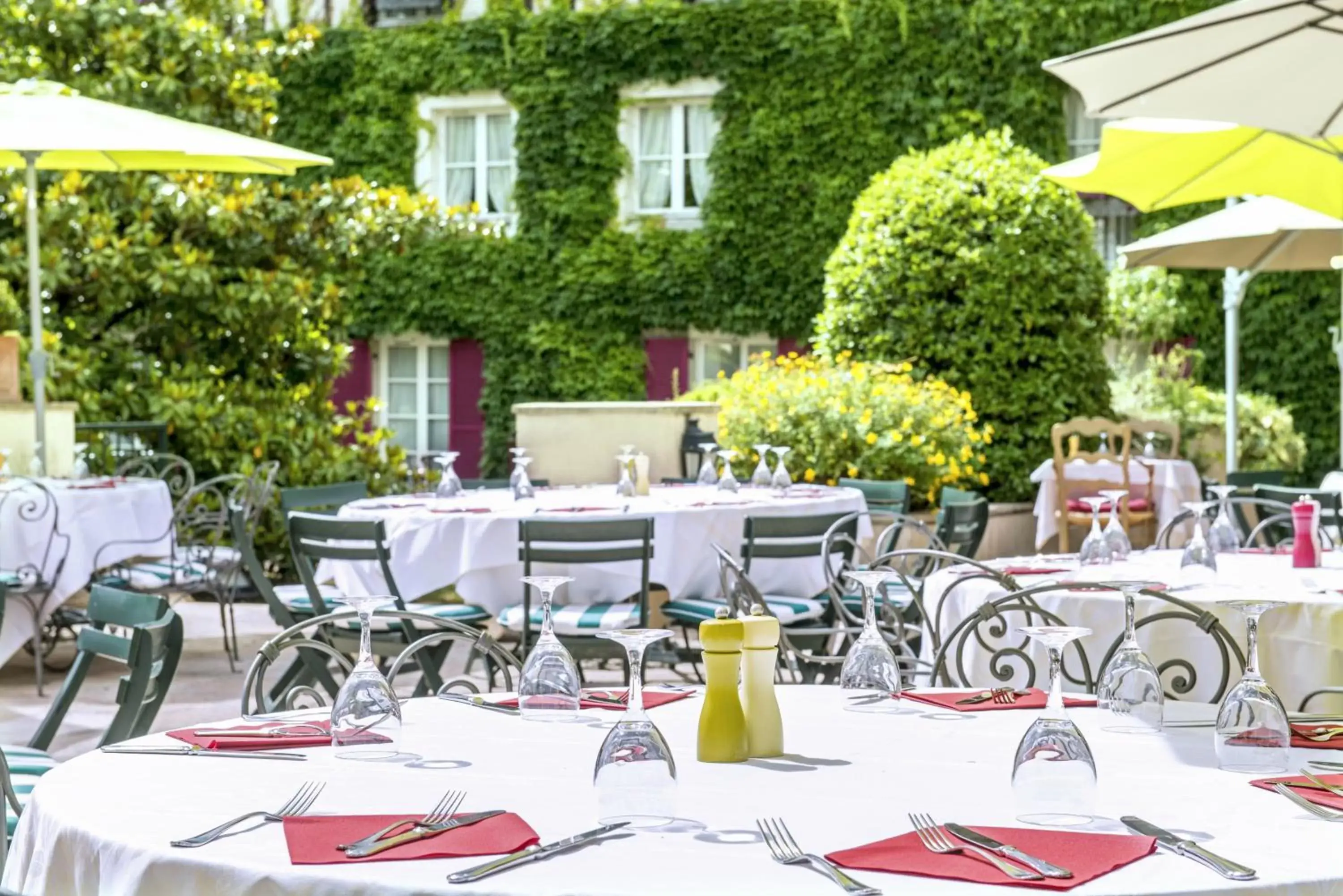 Patio, Restaurant/Places to Eat in Le Manoir de Gressy