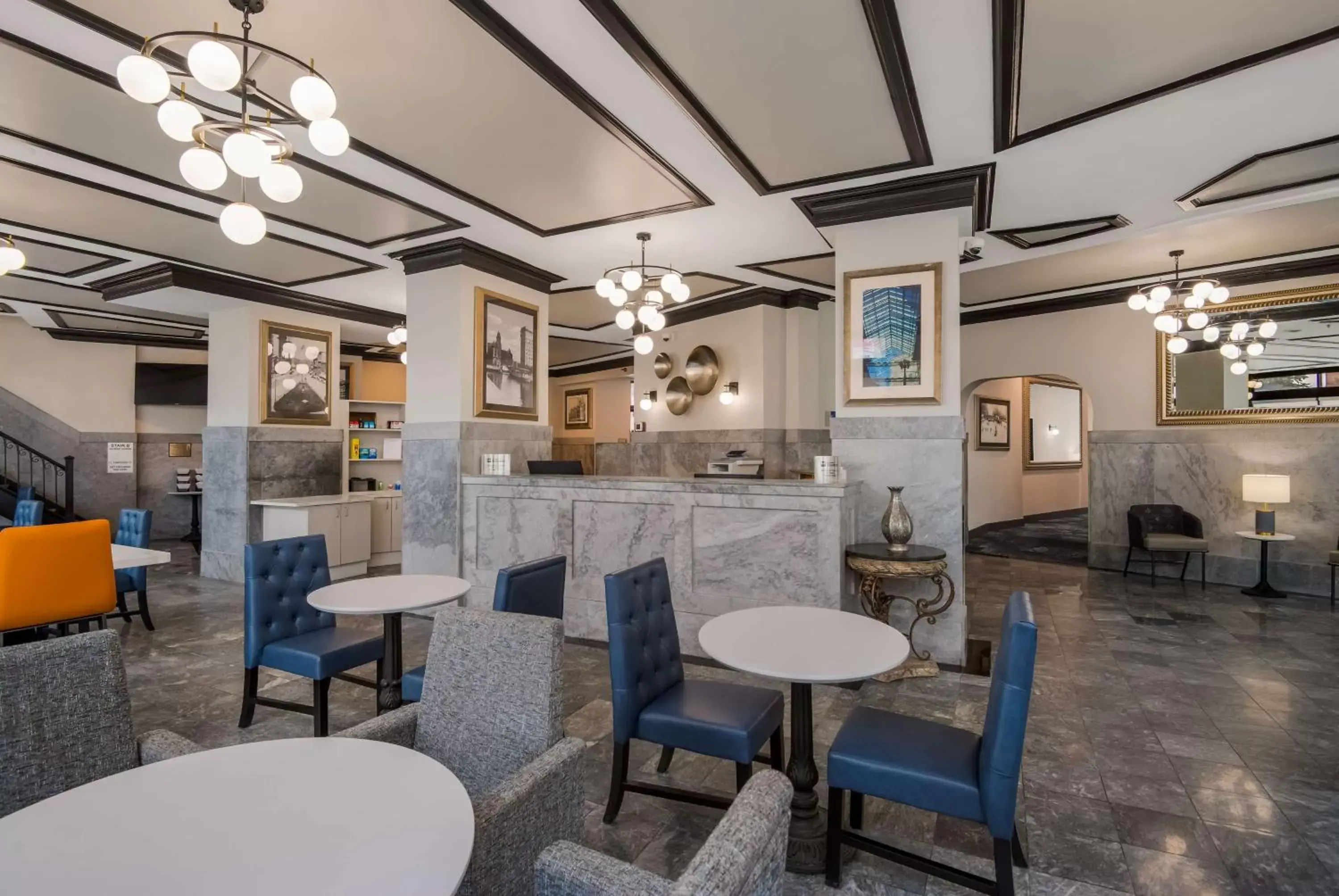 Lobby or reception, Lounge/Bar in Best Western Syracuse Downtown Hotel and Suites