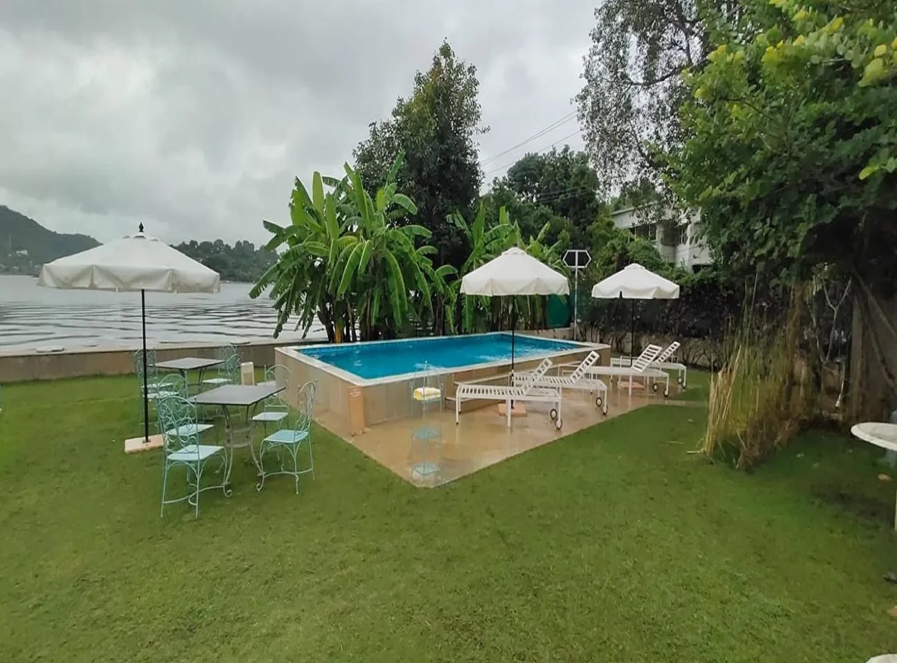 Swimming pool in Rampratap Palace by Fateh Collection