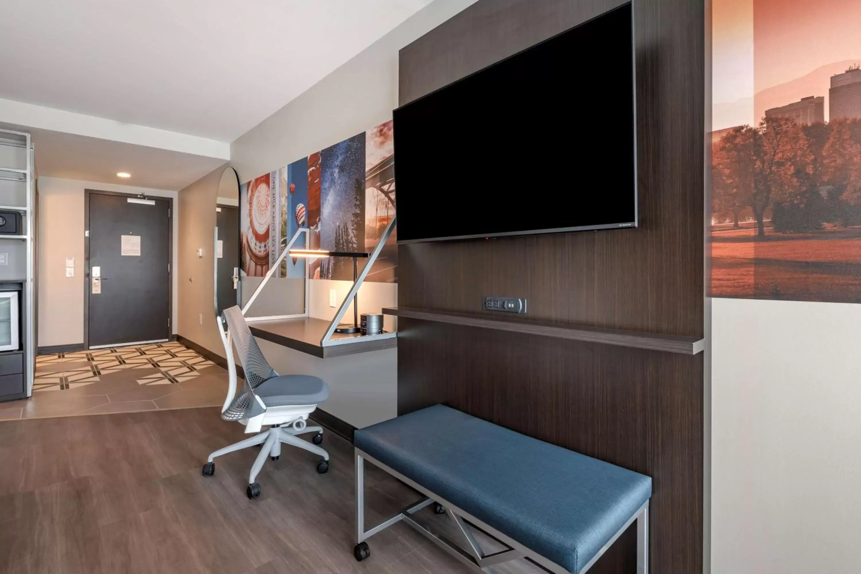 Bedroom, TV/Entertainment Center in Vīb Hotel by Best Western Denver RiNo