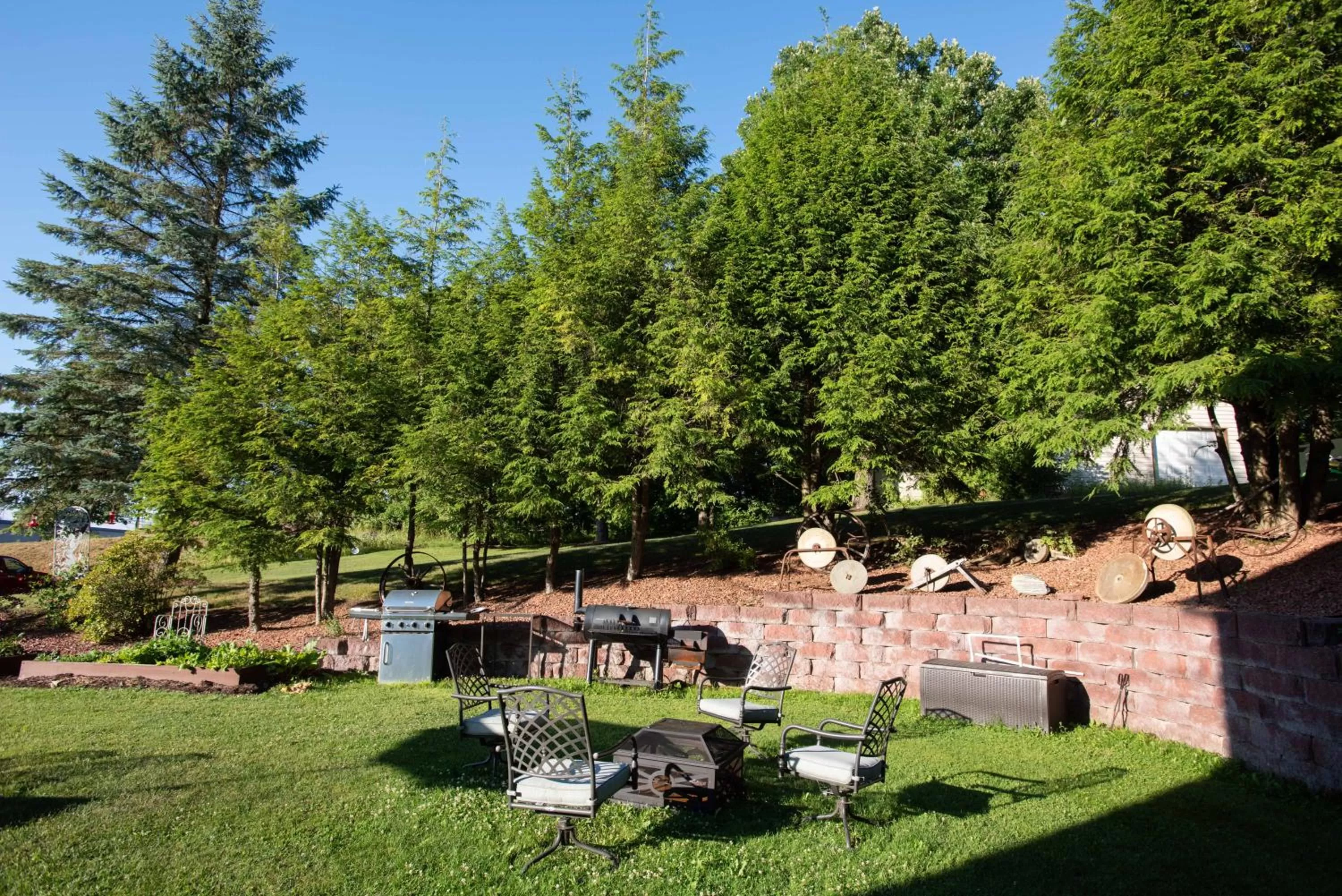 BBQ facilities in Blue Spruce Motel