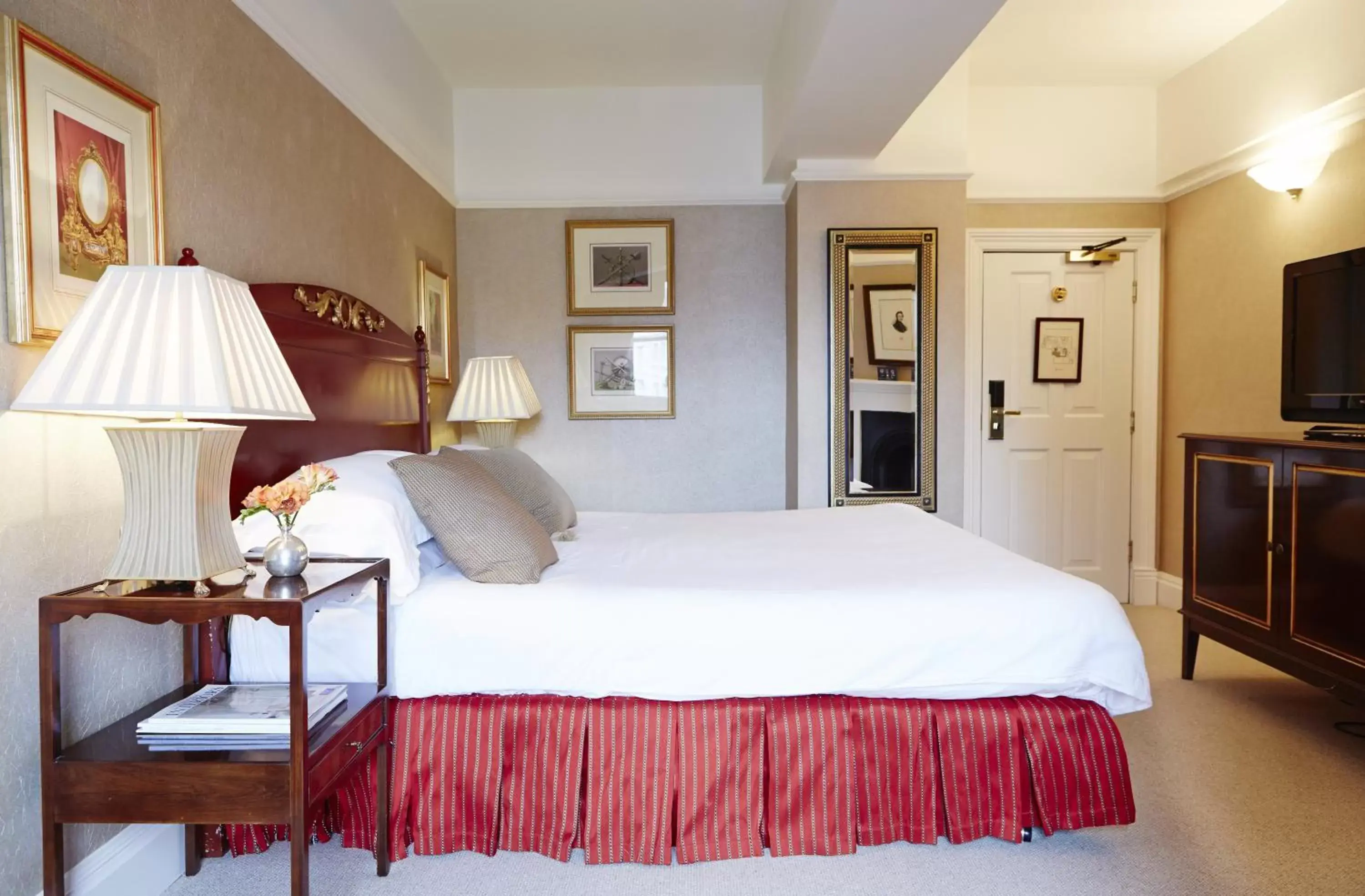 Photo of the whole room, Bed in Castle House Hotel