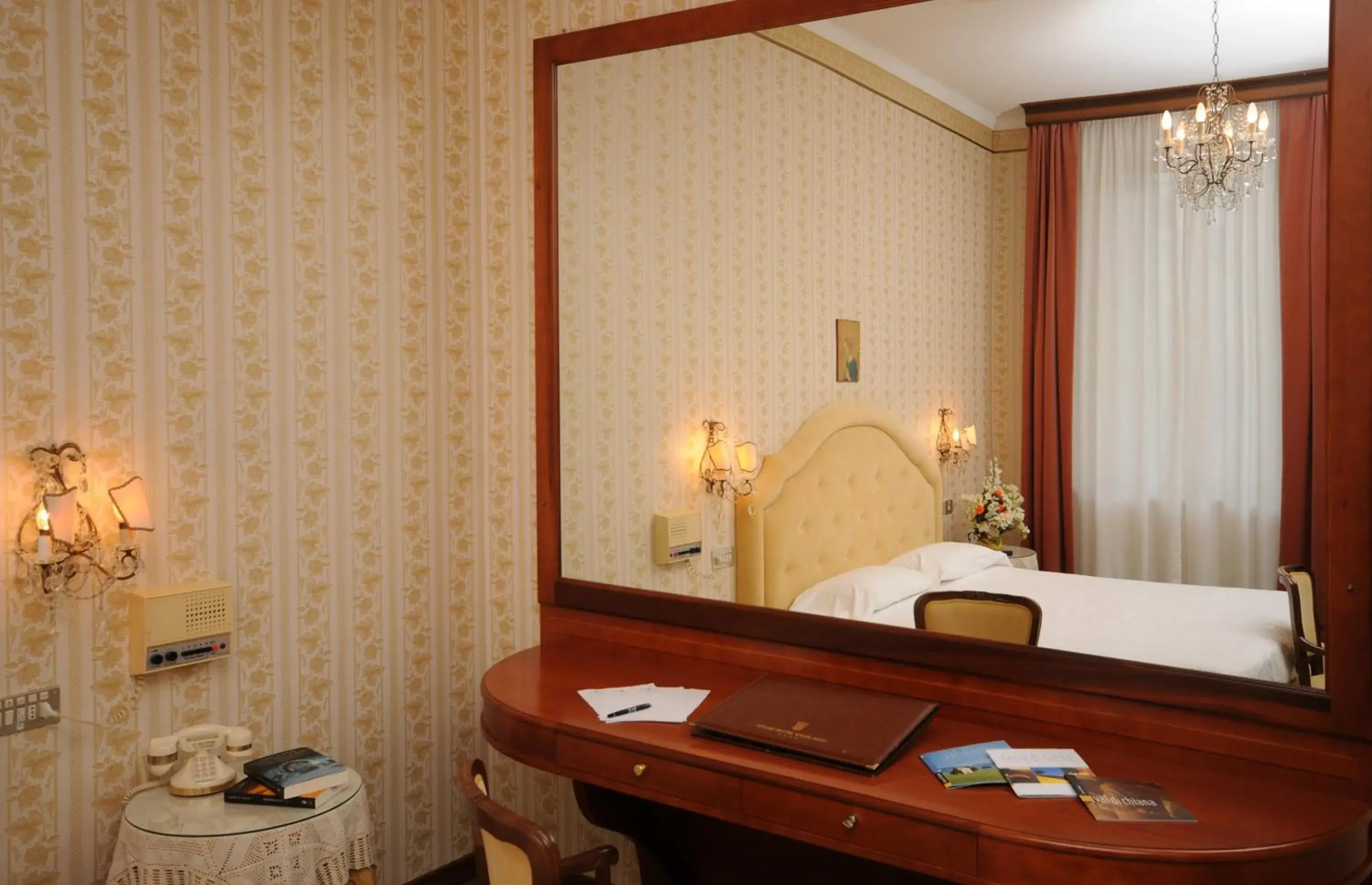 Seating area, Bed in Grand Hotel Excelsior