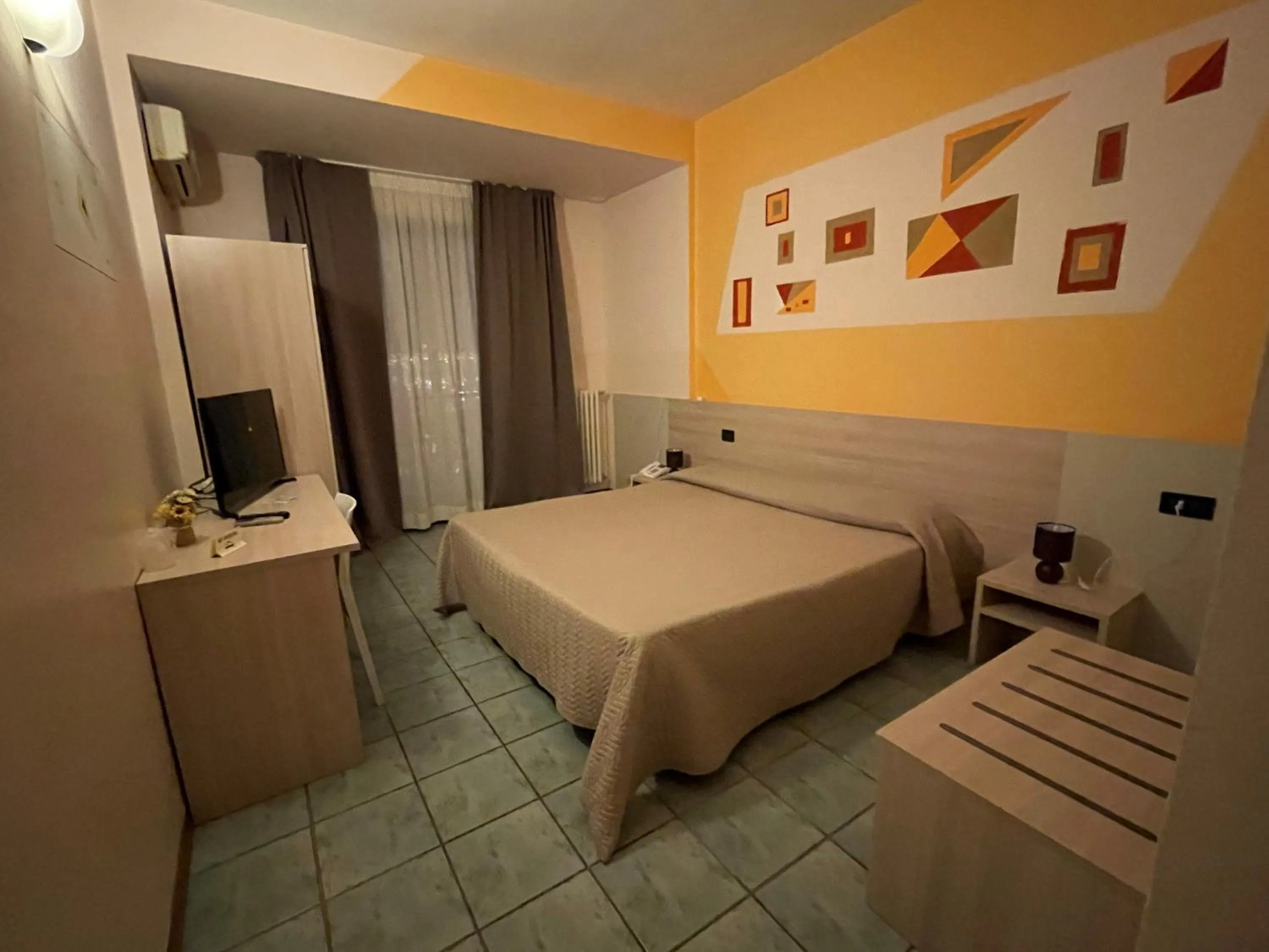 Photo of the whole room, Bed in Hotel Stazione sul lago di Iseo