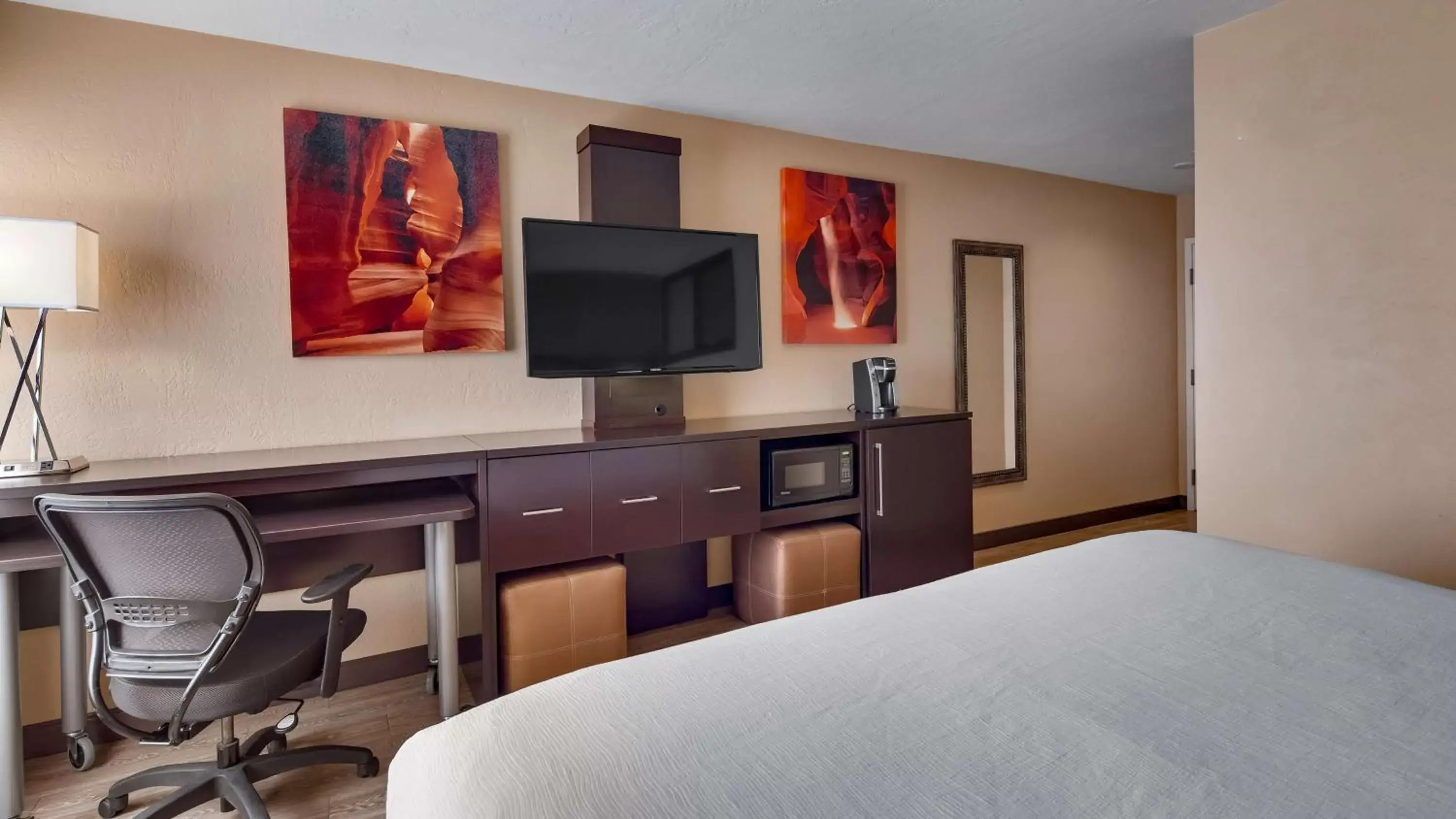 Bedroom, Bed in Best Western View of Lake Powell Hotel Bedroom, Bed in Best Western View of Lake Powell Hotel