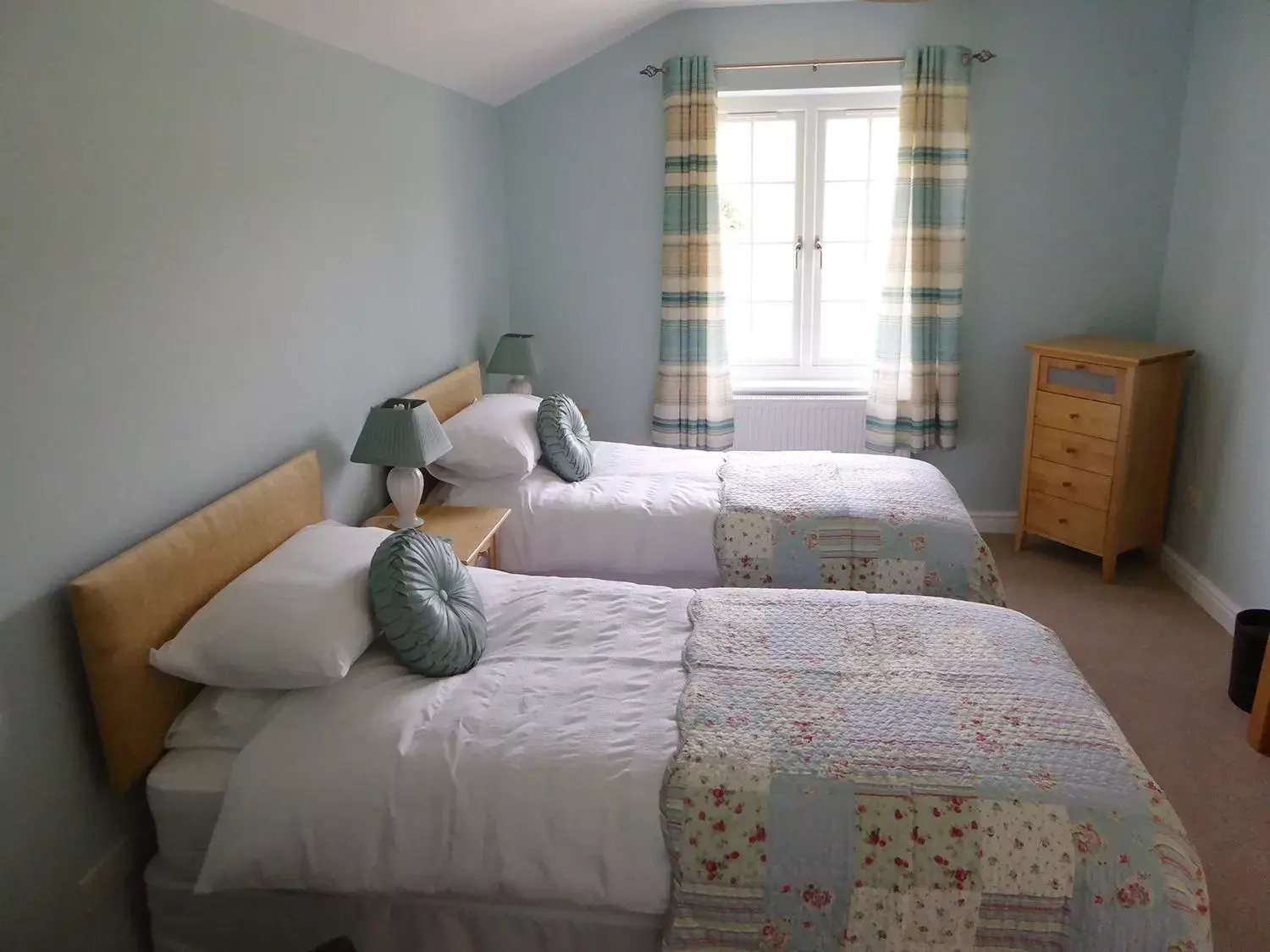 Photo of the whole room, Bed in Pump Cottage