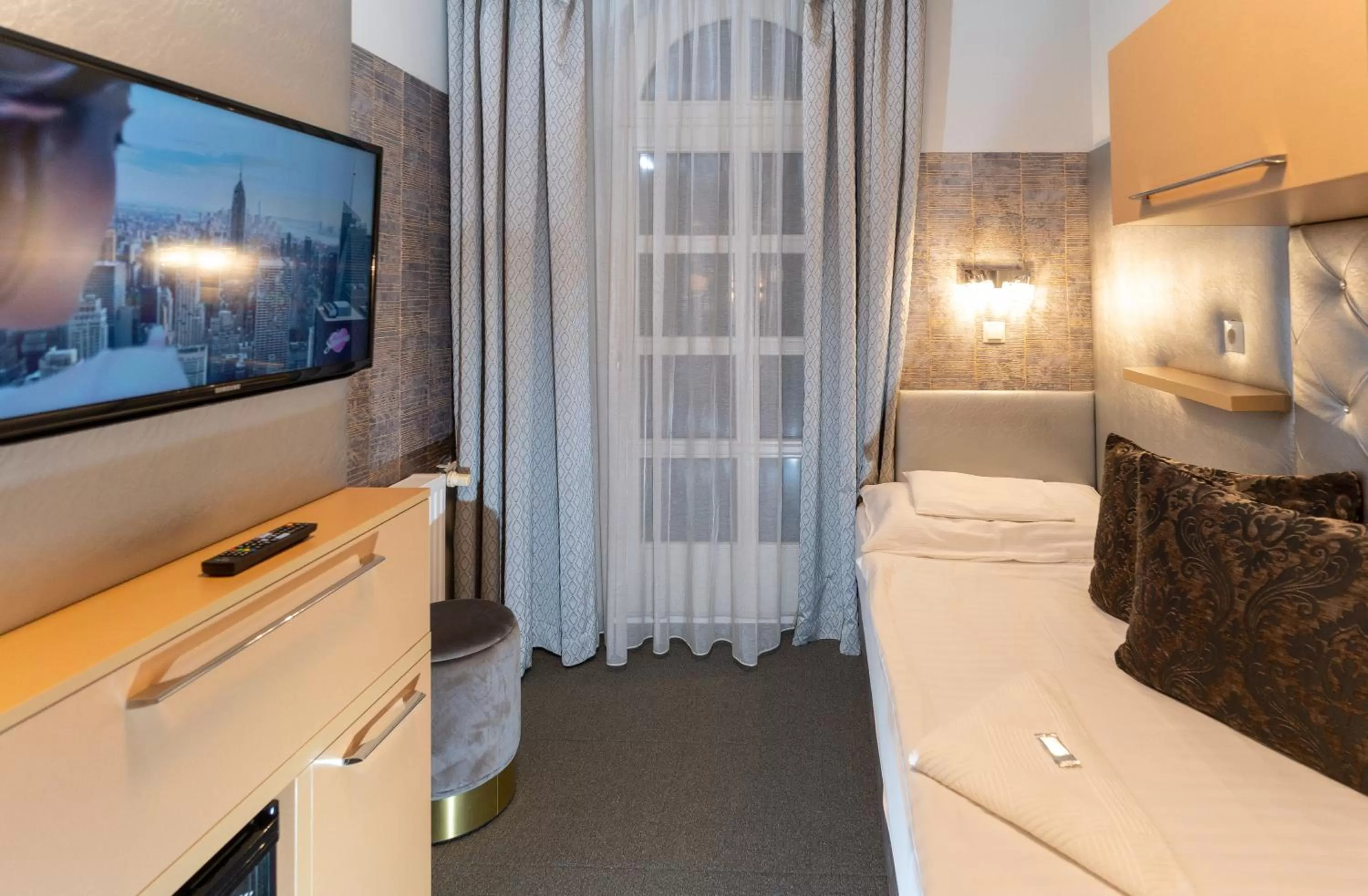 Photo of the whole room, Bed in Teátrum Boutique Hotel